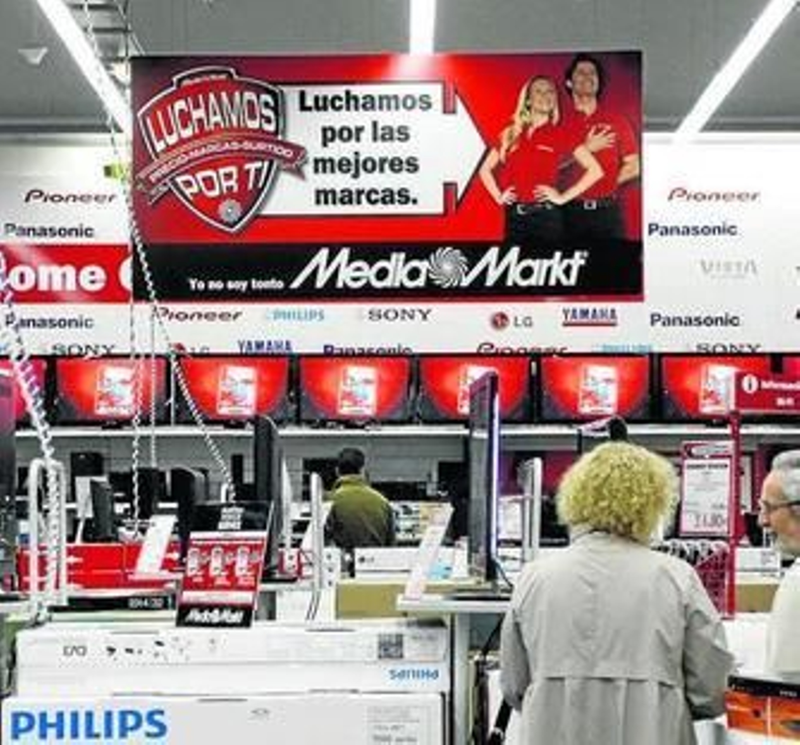 Varias personas en el centro Media Mark de Guadacorte, ayer.