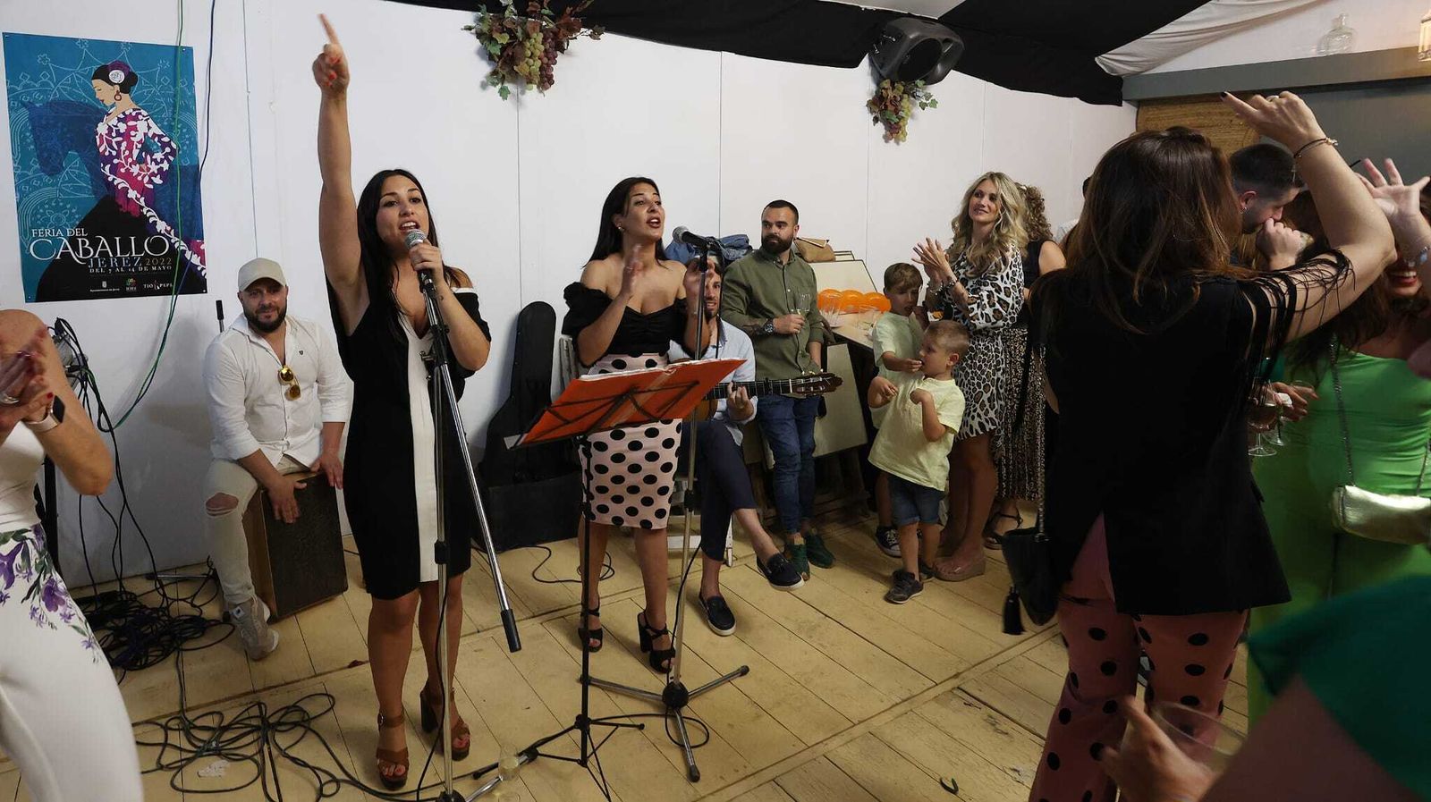 Un grupo de jóvenes, actuando en una caseta.