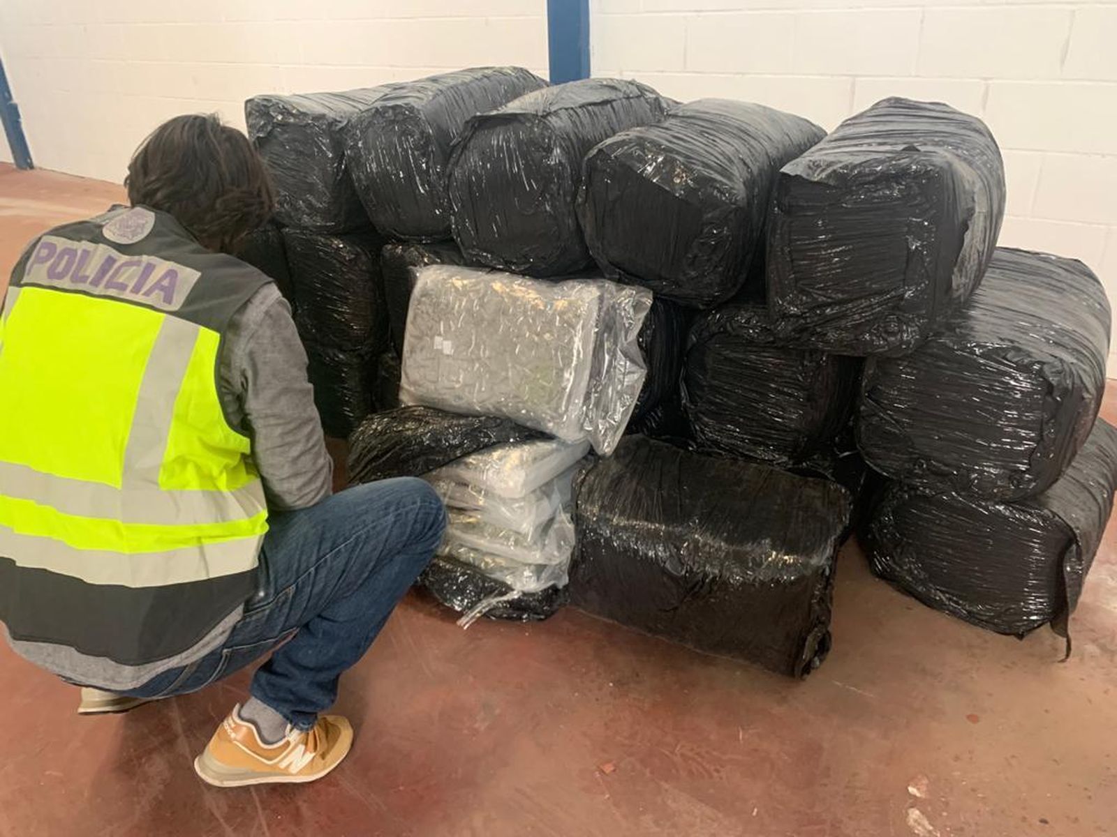 Un agente con parte de la droga.