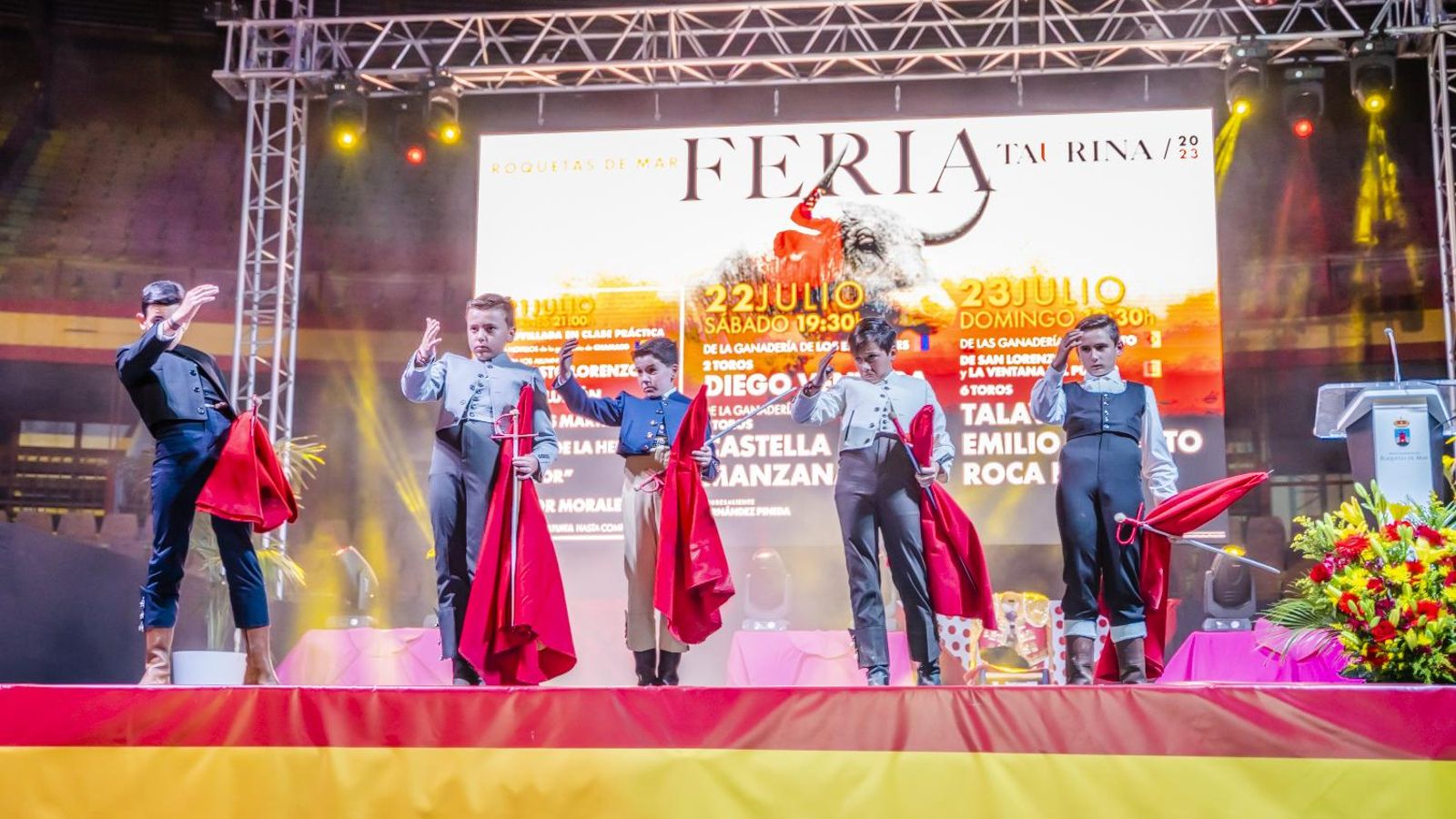 Los toreros del futuro saludan con estilo al respetable.