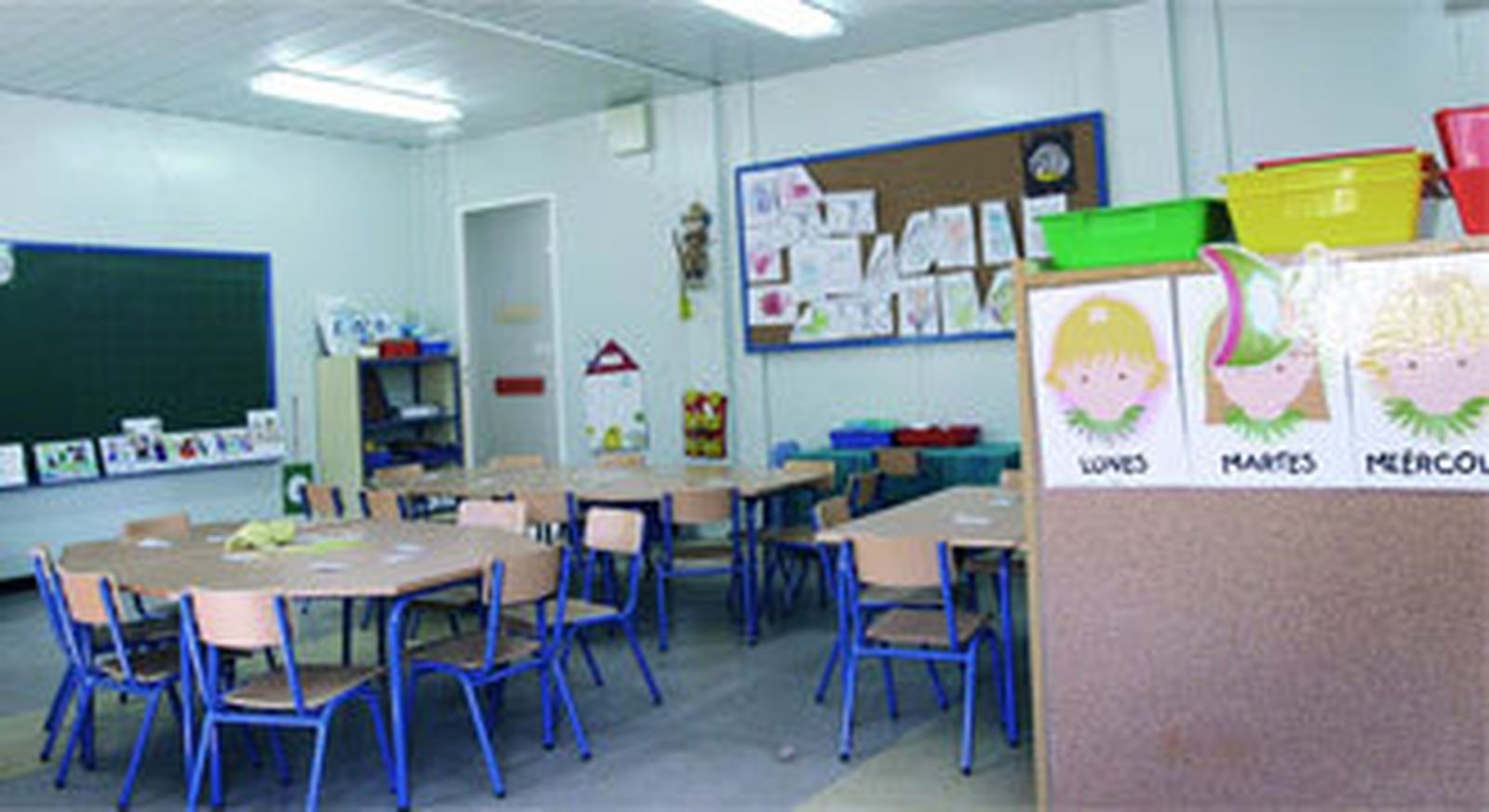 Interior de  un aula prefabricada del colegio Altabaca de  Málaga capital. / Miguel Fernández