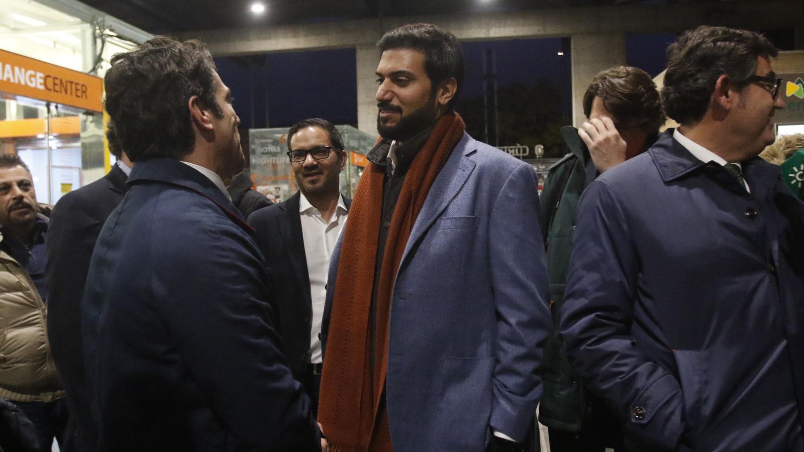 El que serña nuevo presidente del Córdoba CF, Abdulla Al-Zain, departe con los consejeros del club.