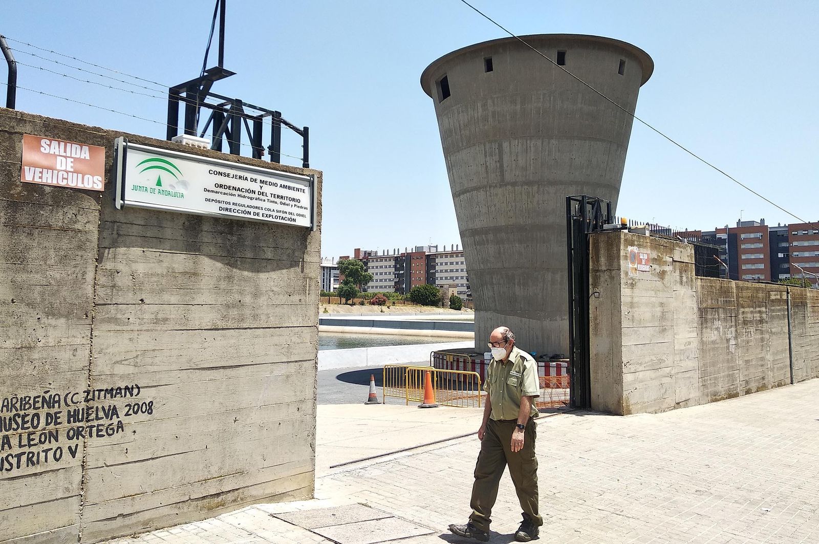 Depósitos de agua en la barriada onubense de El Torrejón.