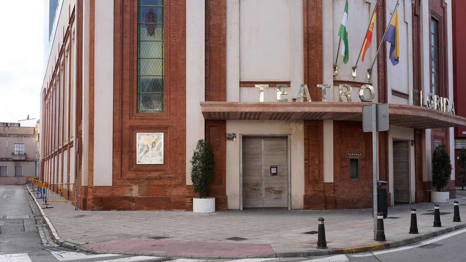 La caída de azulejos de cerámica y las grietas en la fachada obligaron, hace meses, a acordonar una de las calles laterales del Teatro Florida por riesgo para los viandantes.