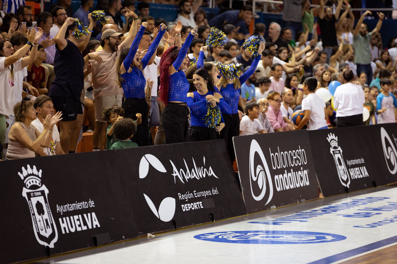 Imágenes del ambiente del partido entre el Ciudad de Huelva y el Huelva ...