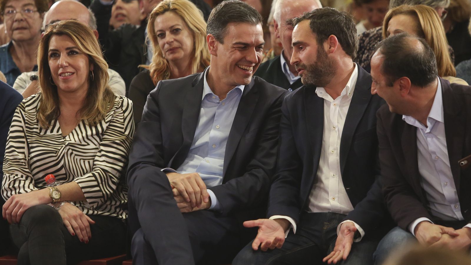 Pedro Sánchez conversa en un momento con Daniel Pérez junto a Susana Díaz