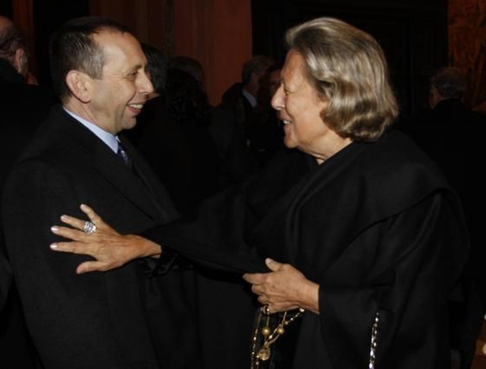 José Antonio Carrizosa, director de 'Diario de Sevilla', conversa con Enriqueta Vila, directora de la Real Academia de Buenas Letras, durante la recepción. 

Foto: Antonio Pizarro / Juan Carlos Vázquez / Victoria Hidalgo / Manuel Gómez