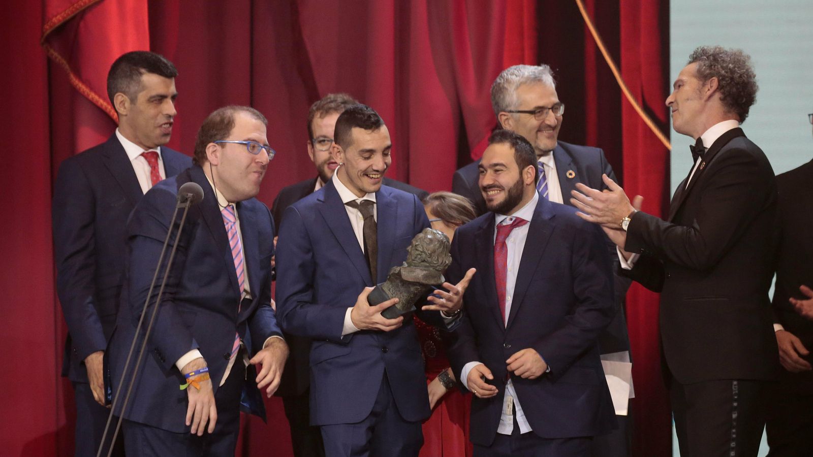 El equipo de 'Campeones' recoge su premio en la pasada ceremonia.