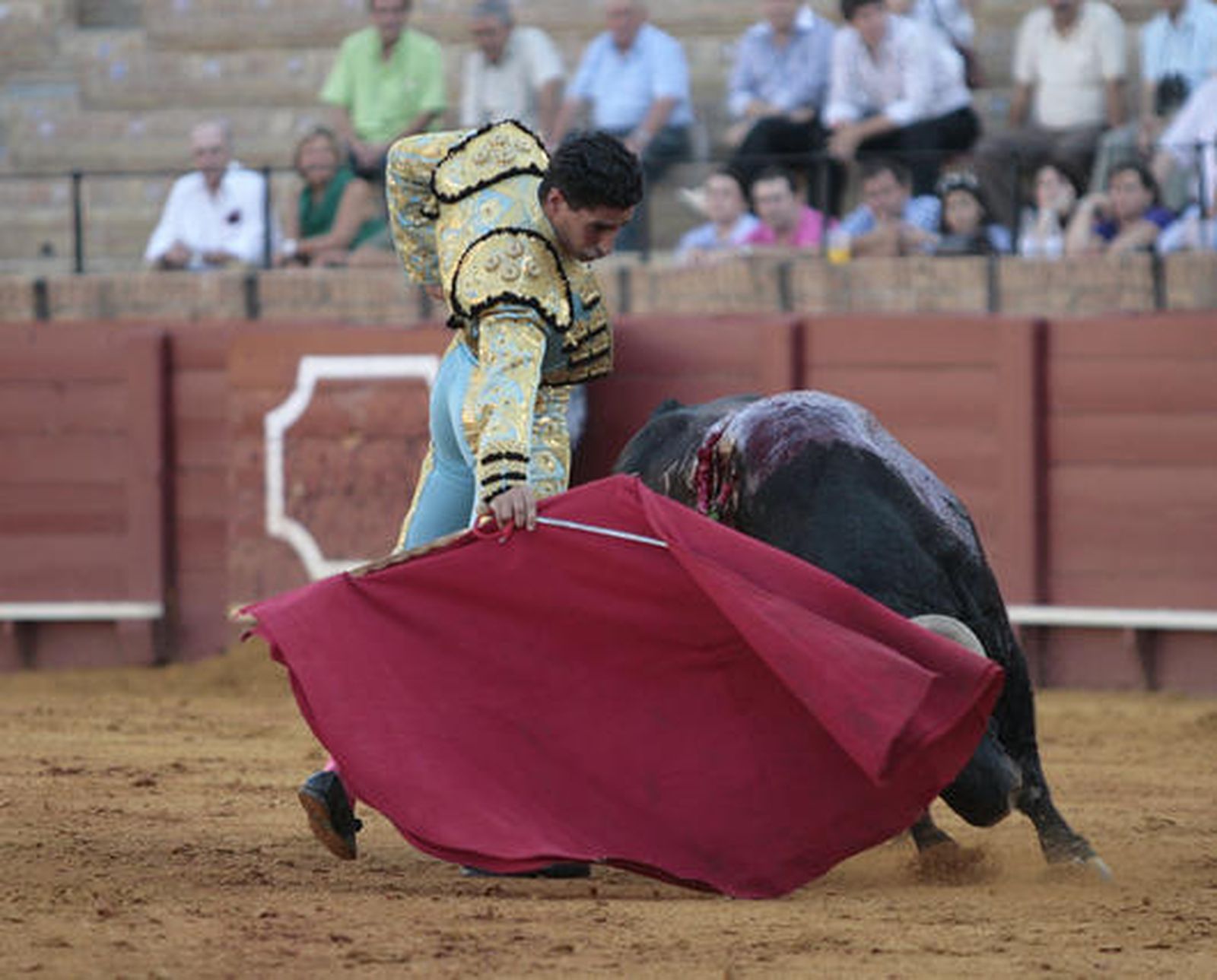 Derechazo de Luis Martín Núñez en la Maestranza.

Foto: Juan Carlos Muñoz