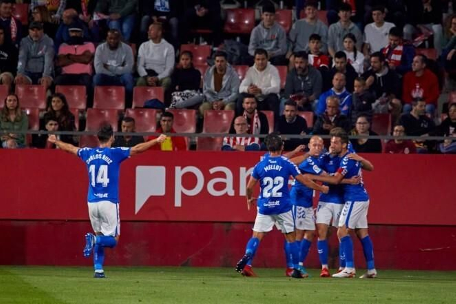 El Tenerife celebra su gol ante el Girona.