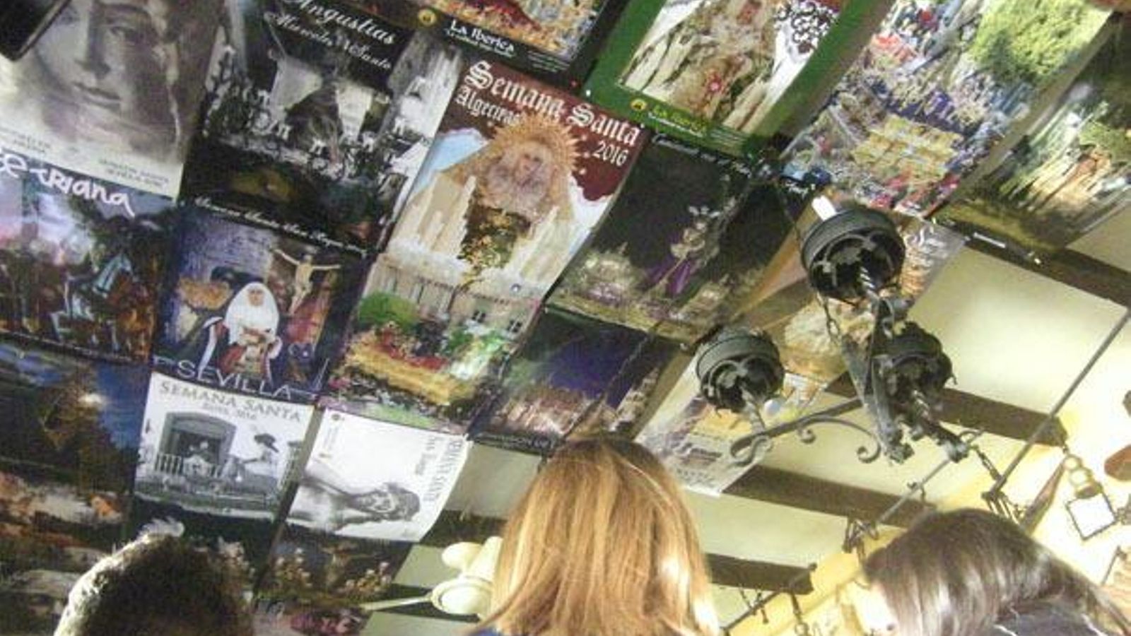 El techo de 'El Varal', lleno de carteles de Semana Santa