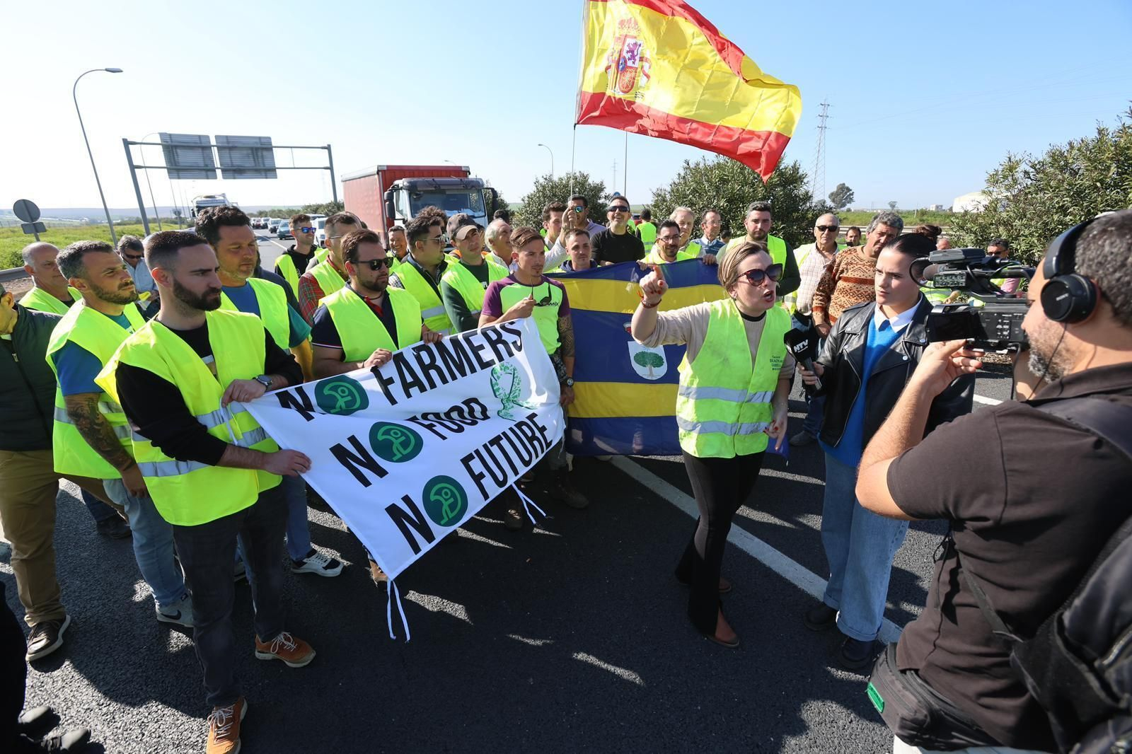 Los agricultores de Huelva cortan la A-49 y provocan el caos: las imágenes del momento