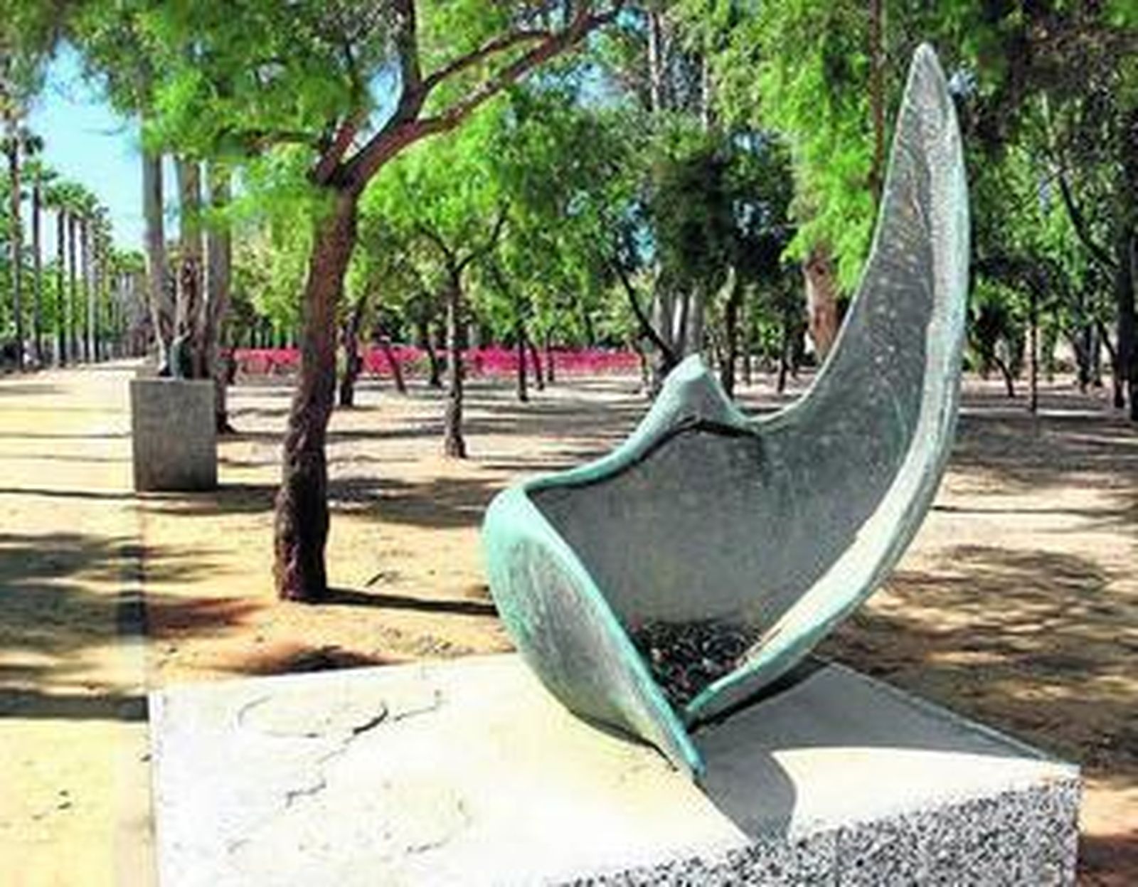 1. El museo lo conforma una interesante colección de piezas escultóricas de diversos estilos. 2. La ubicación en el paseo central del Parque de Zafra no les salva de las pintadas. 3. Una de las artísticas esculturas. 4. Las pintadas maltratan la belleza. 5. La suciedad es otro de los grandes problemas.