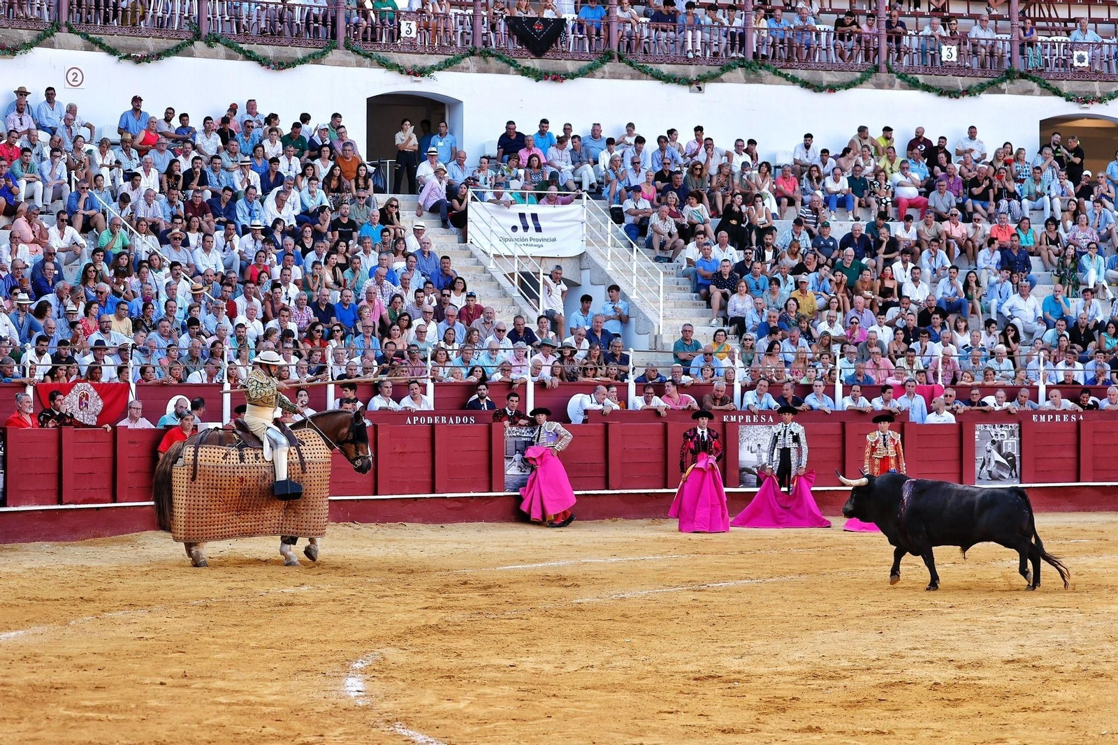 El tercer toro de Murteira Grave arrancándose al caballo con ambiente en los tendidos. El tercer toro de Murteira Grave arrancándose al caballo con ambiente en los tendidos.