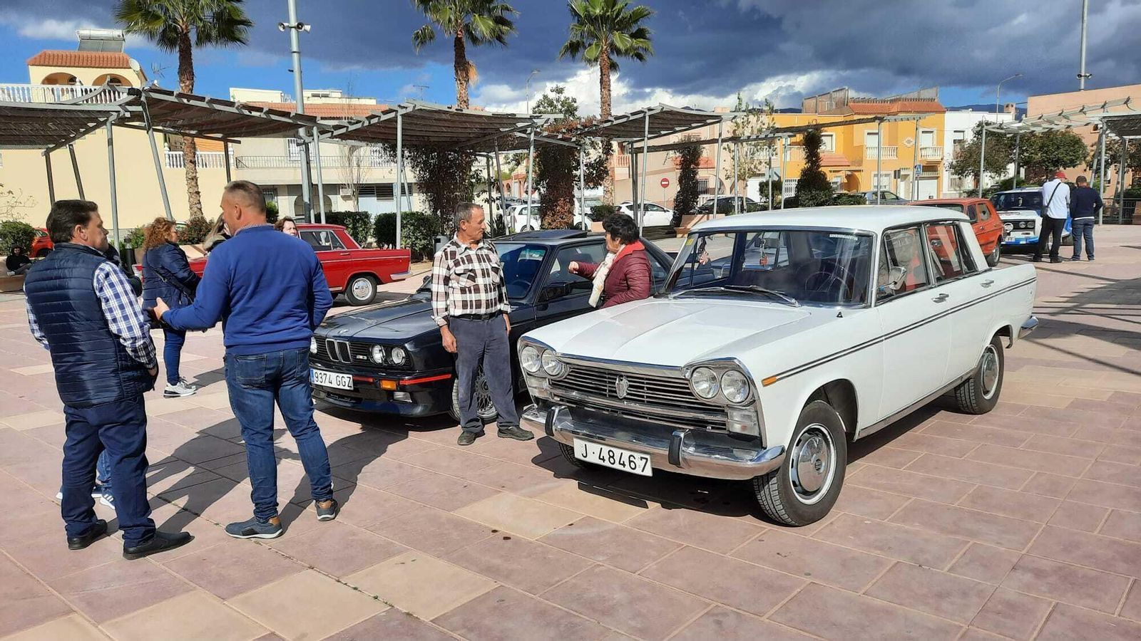 Exposición de coches antiguos y clásicos.