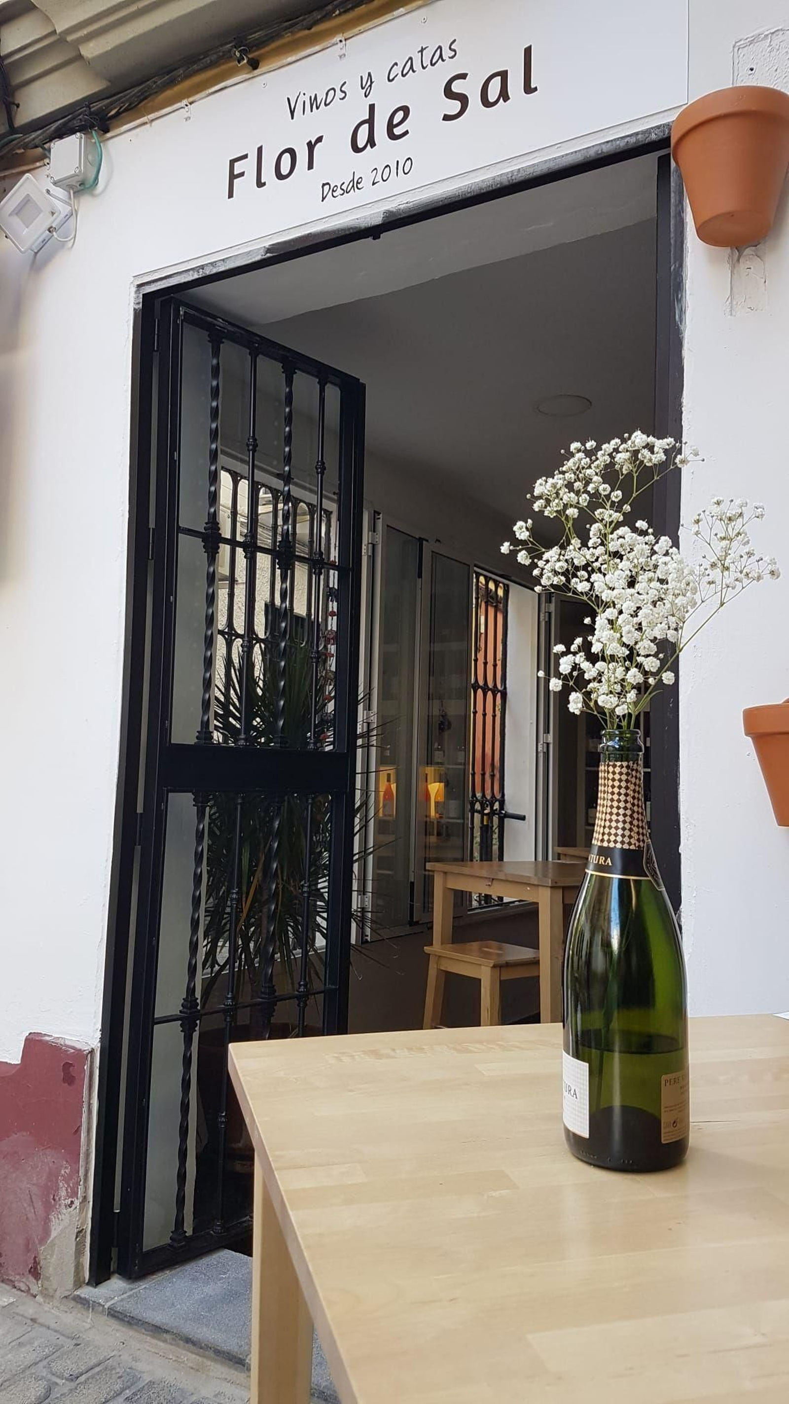 Fachada de Flor de Sal en la calle Luchana, Alfalfa.