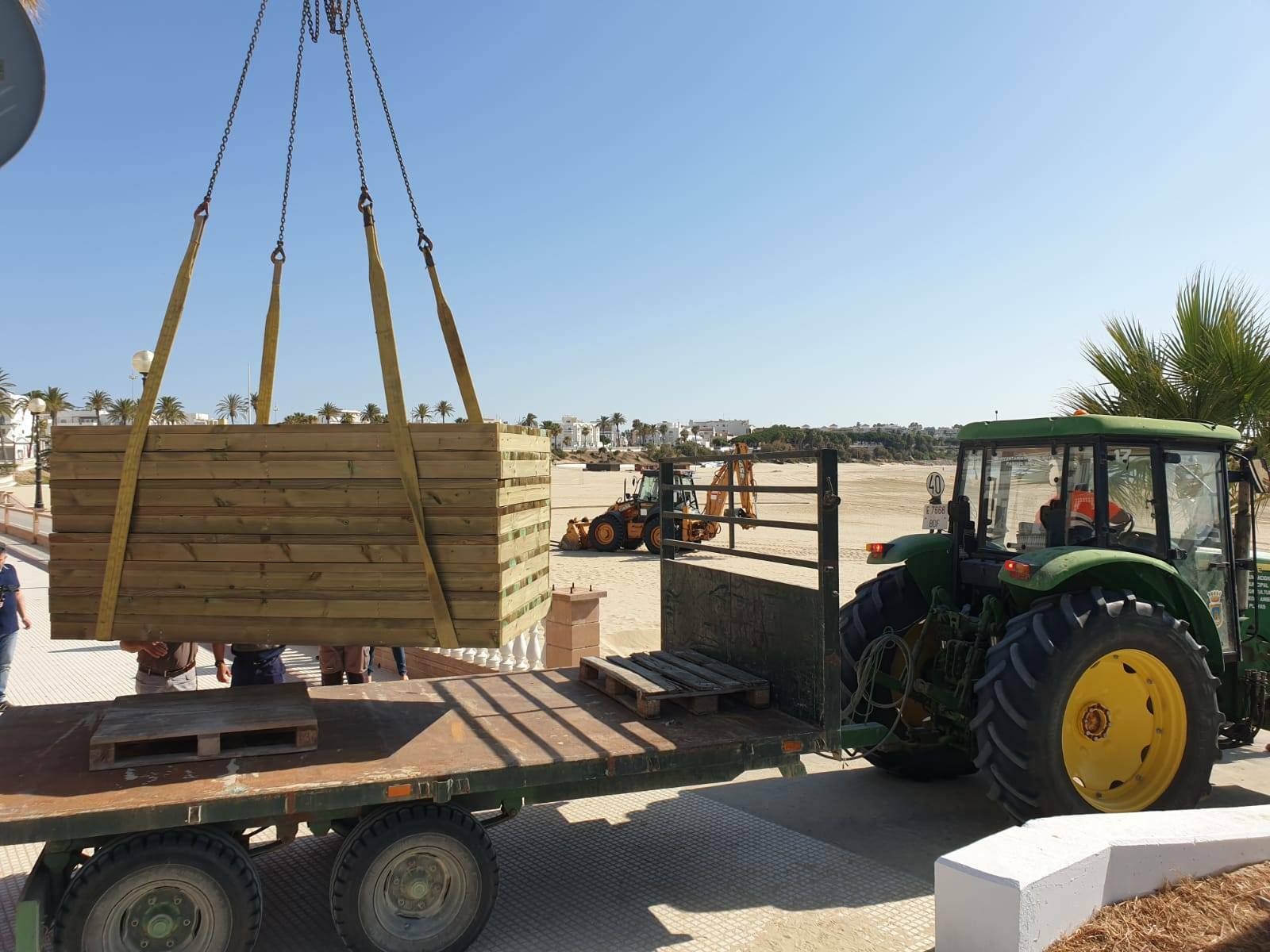 Trabajos de descarga del material para su instalación en la playa del Chorrillo.