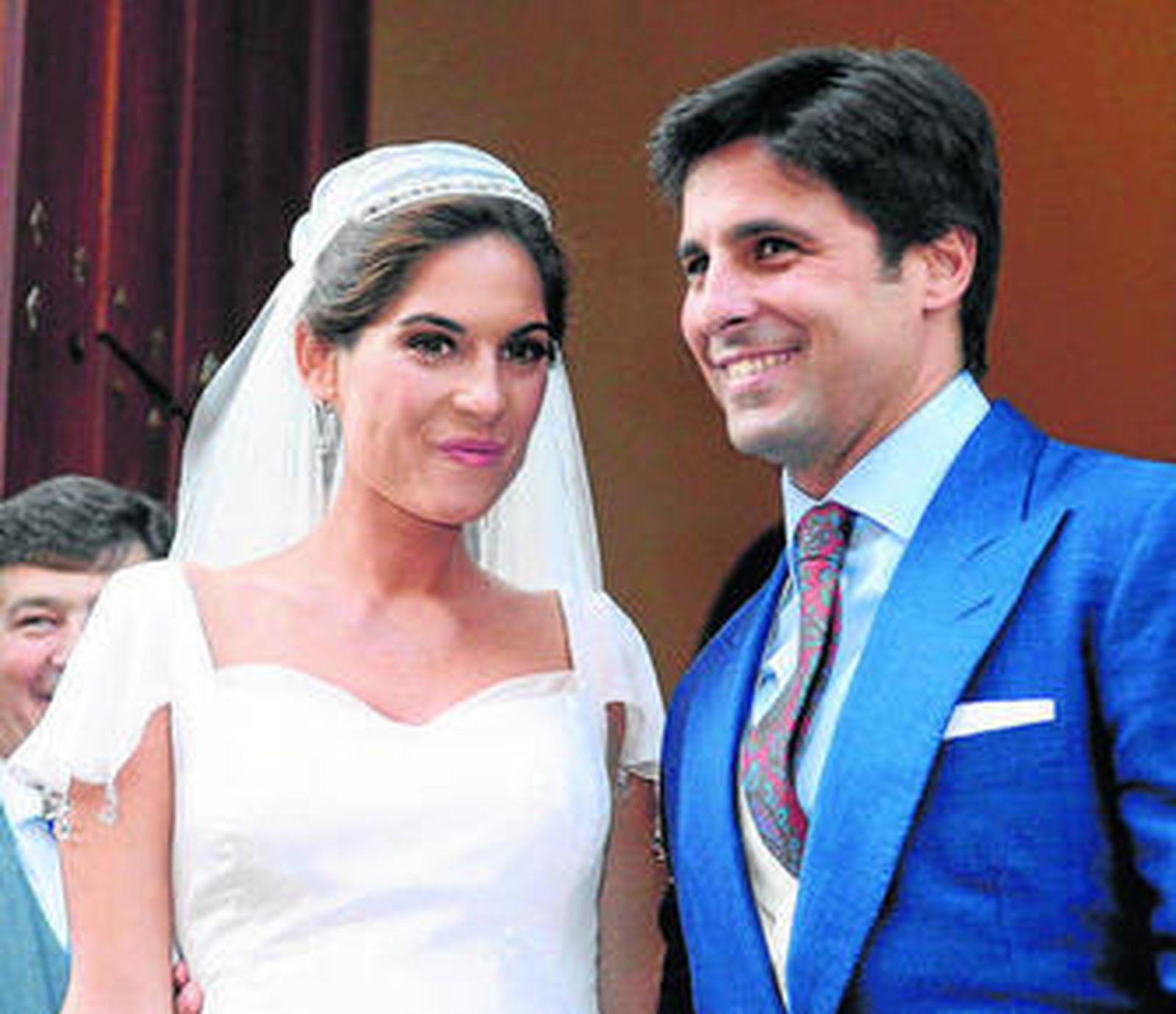 Lourdes Montes y Fran Rivera, cómplices al salir de la capilla de los Marineros de Sevilla.