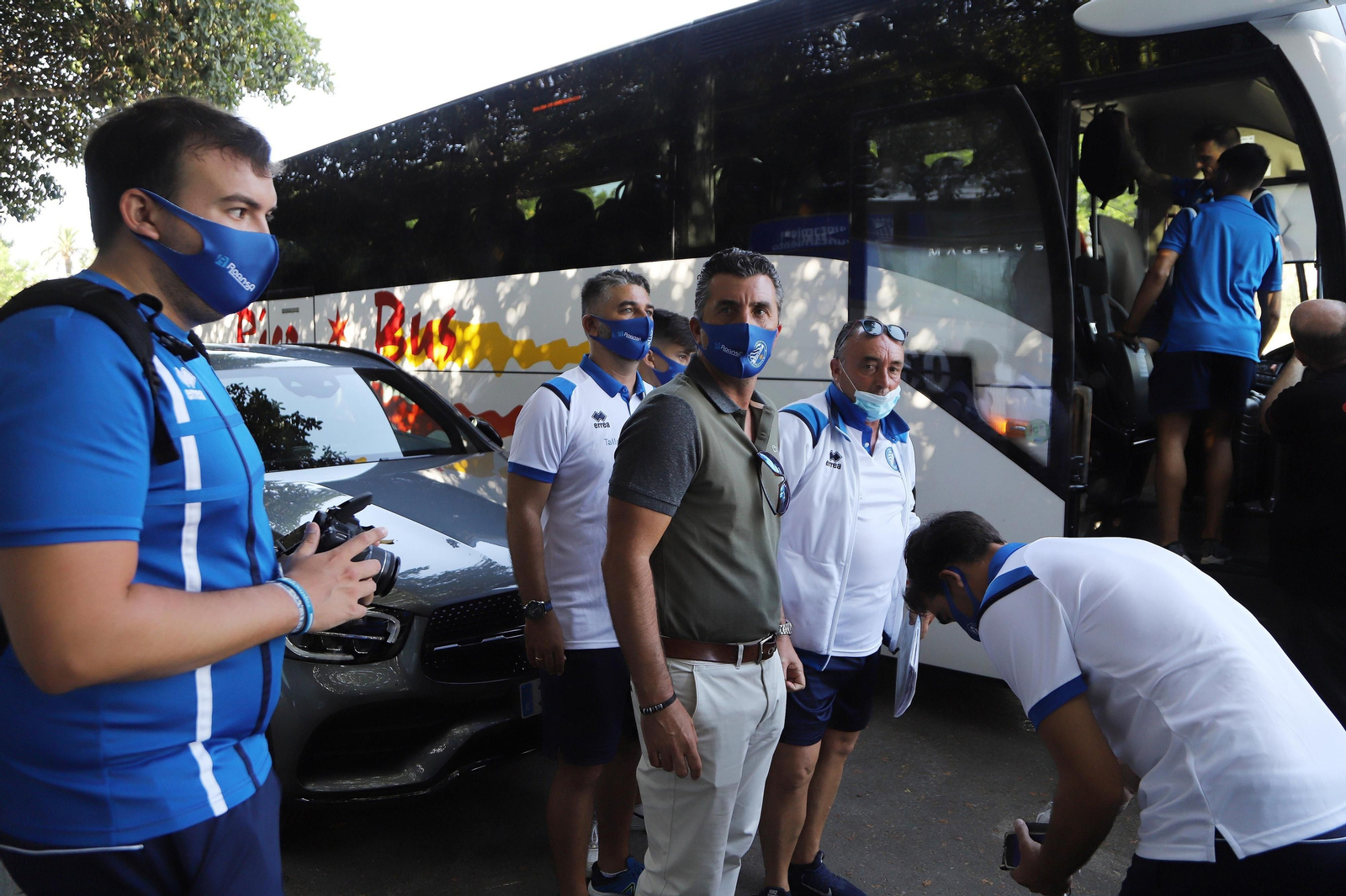 Los aficionados del Xerez DFC despiden al equipo en la salida hacia Marbella