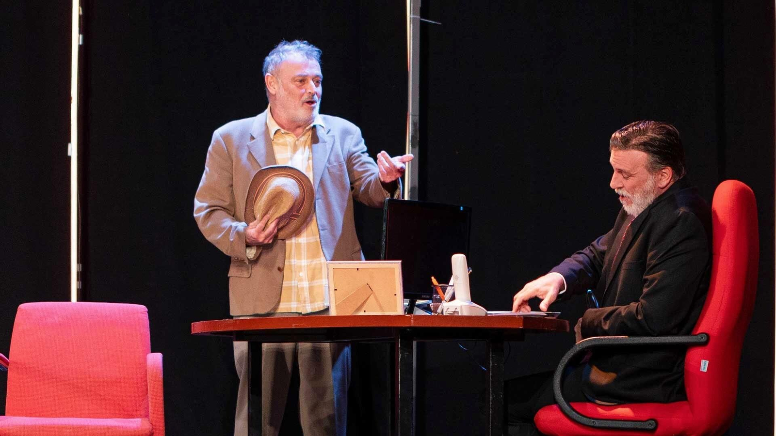 Esta tragicomedia llena de tensión la escena con las posibilidades de los dos personajes sobre la trama.