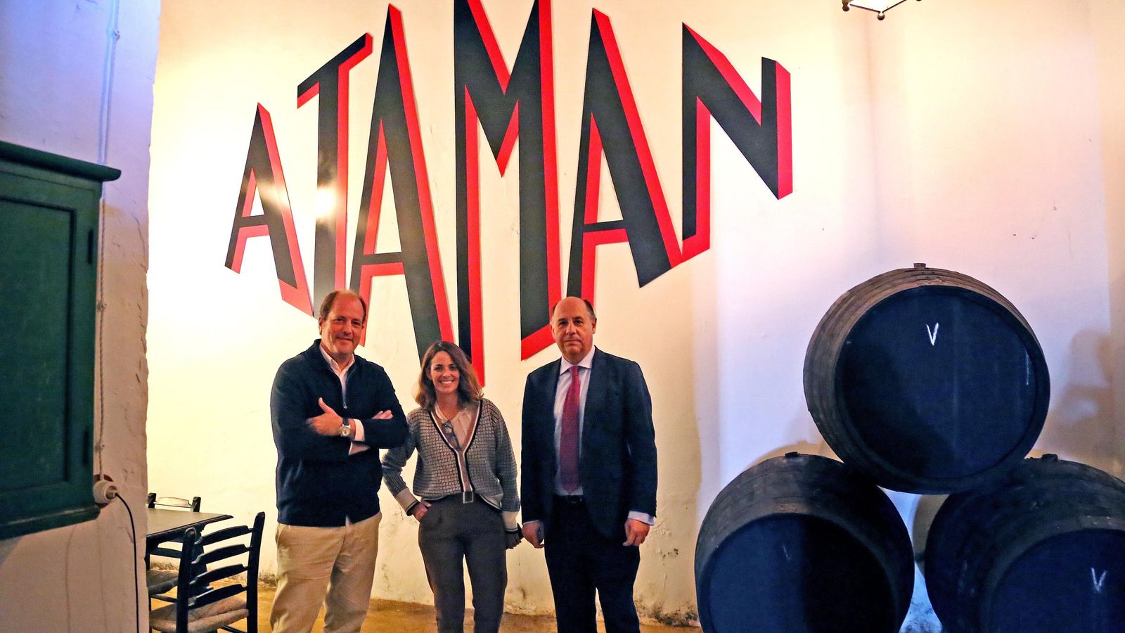 Óscar Bayo y Víctor Vélez junto a Esther Gutiérrez, responsable de comunicación de la firma sanluqueña.