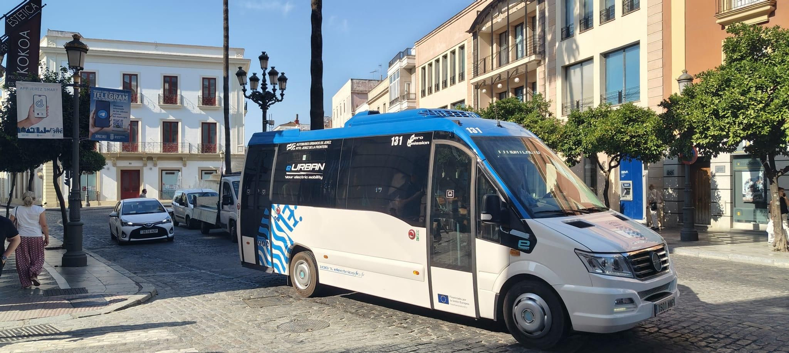 El nuevo autobús, circulando estos días por la ciudad.