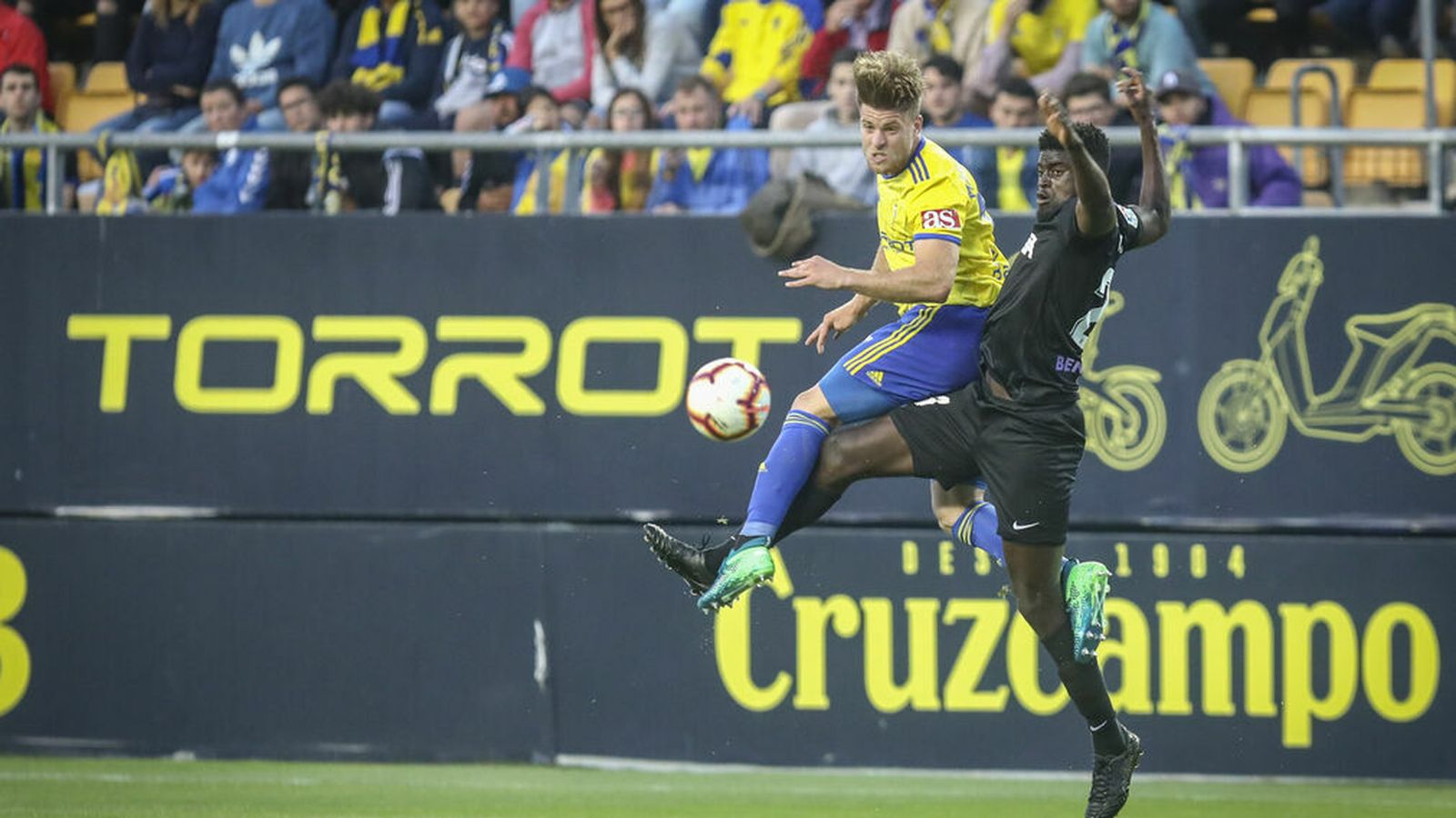 Pugna entre Mario Barco y Ndiaye en el Cádiz-Málaga más reciente.