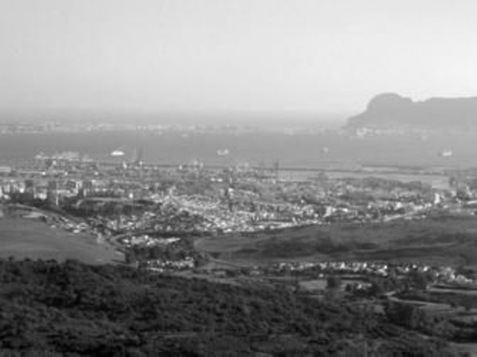 Al fondo el puerto y la Bahía de Algeciras en una imagen tomada desde Esclarecidas Bajas.