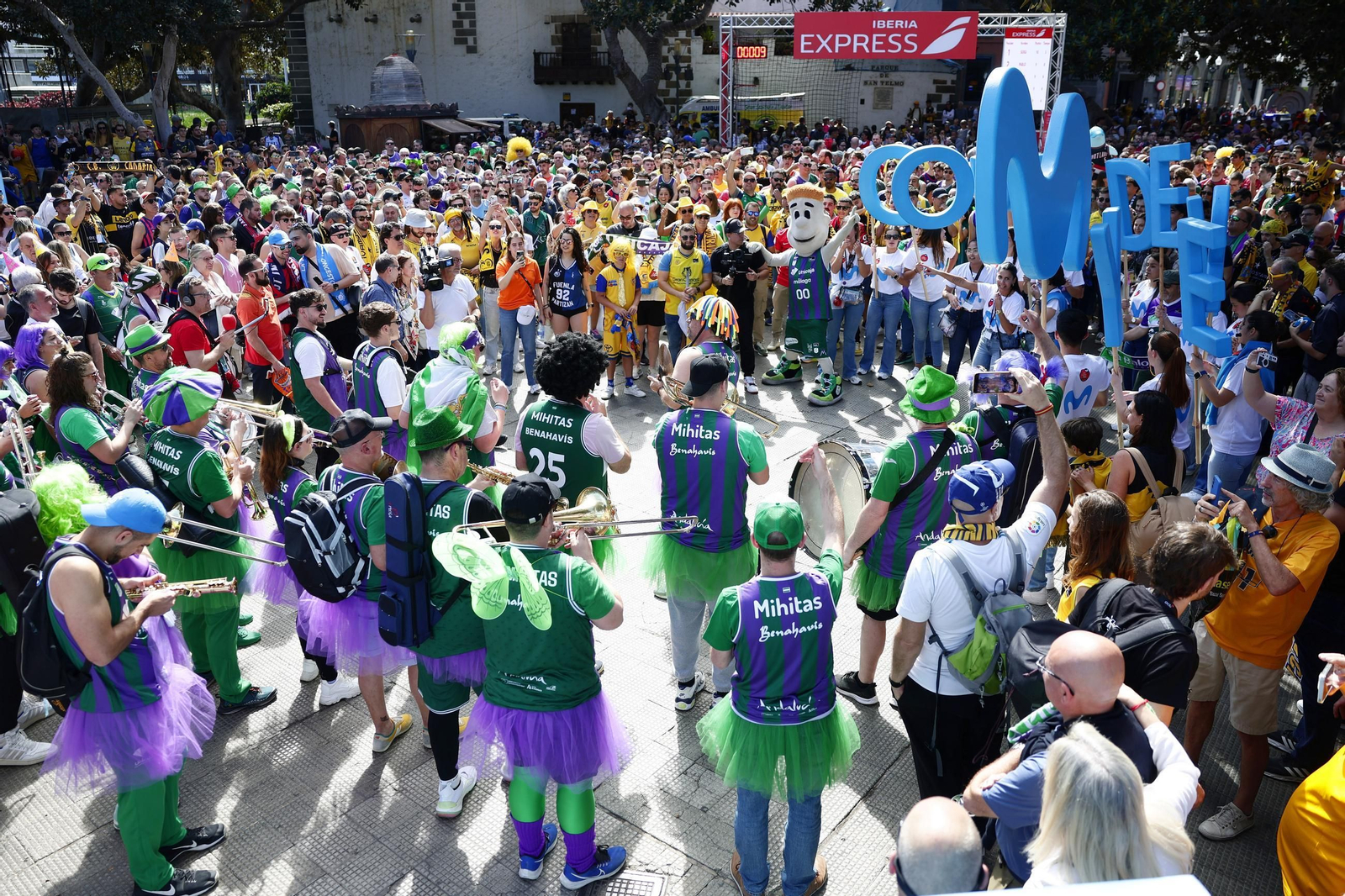 La gran fiesta de las aficiones de la ACB: Miles de personas toman las calles de Las Palmas