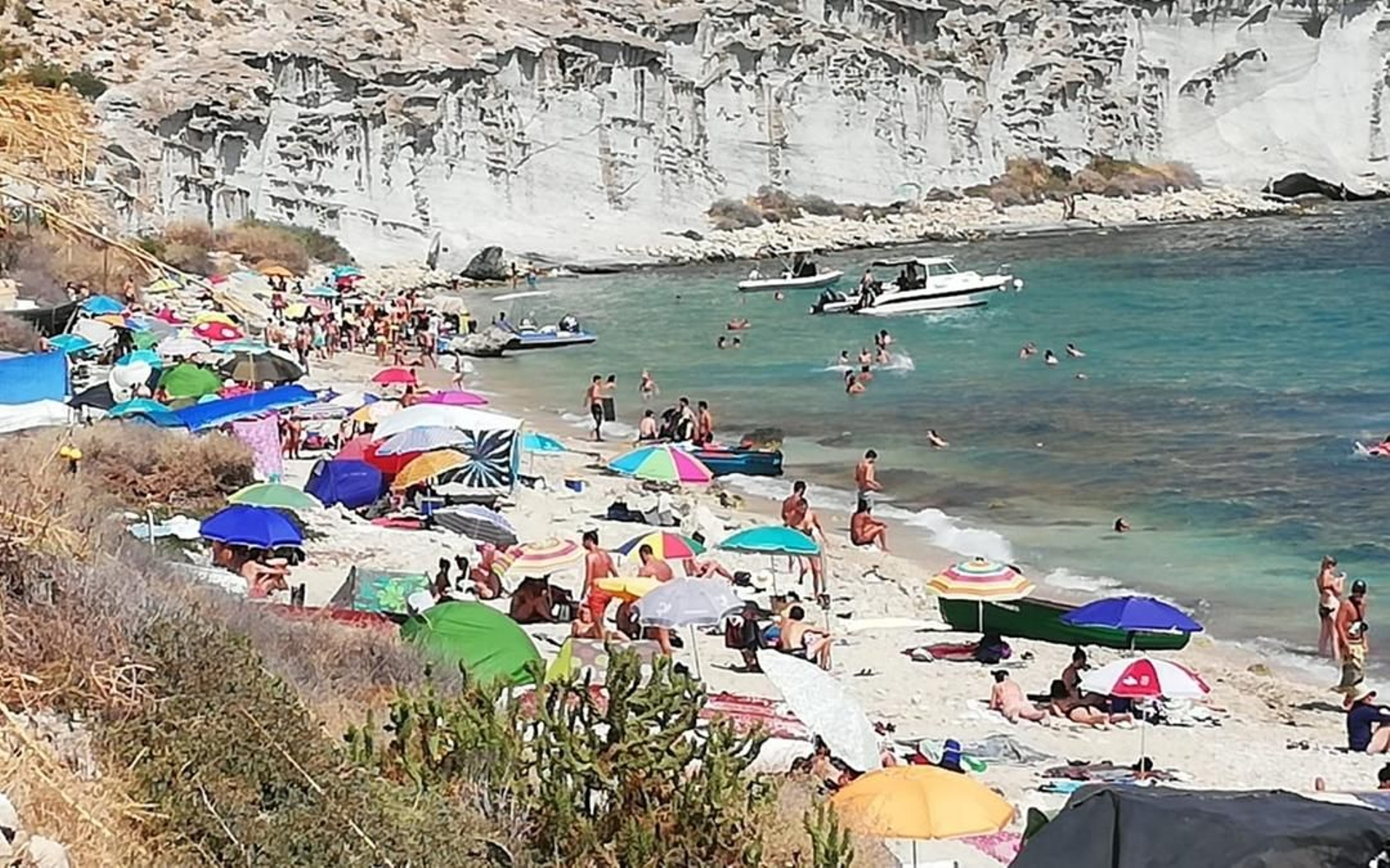 Instan a las autoridades a impedir el uso efectivo y clausurar de la Cala San Pedro