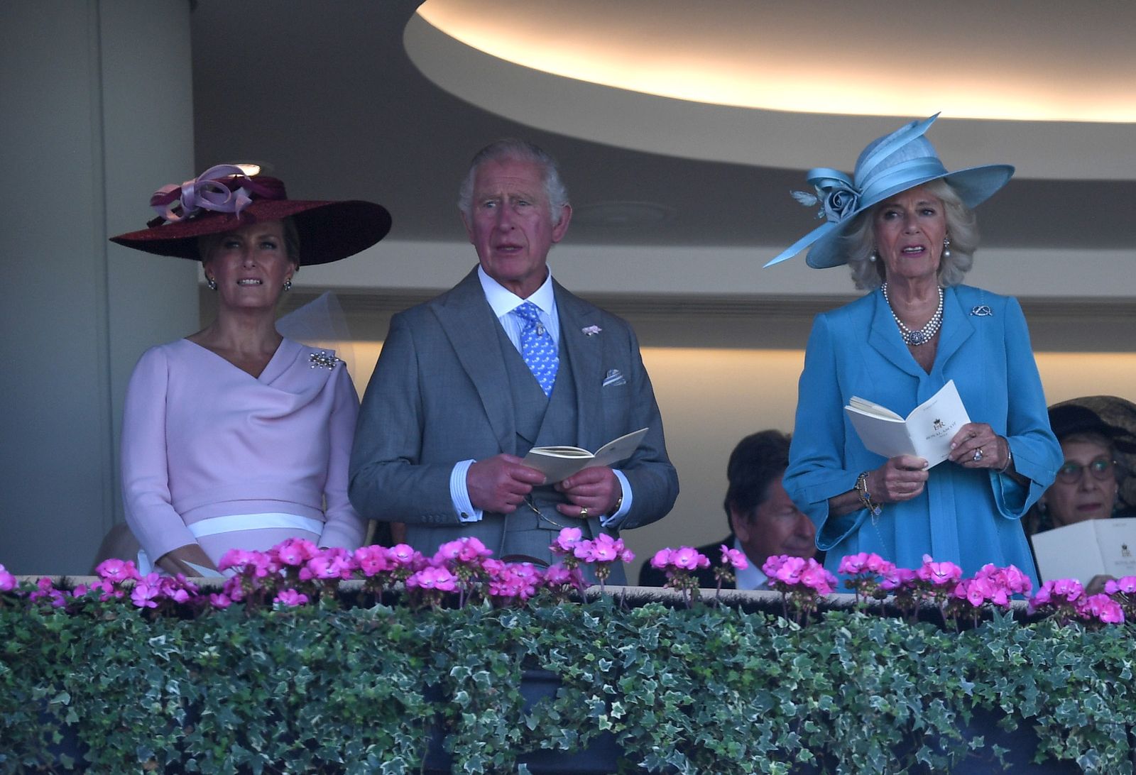 Carlos de Inglaterra, su esposa Camilla de Cornualles (a su dcha.), y la condesa de Wessex, esposa del príncipe Eduardo (a la i.)