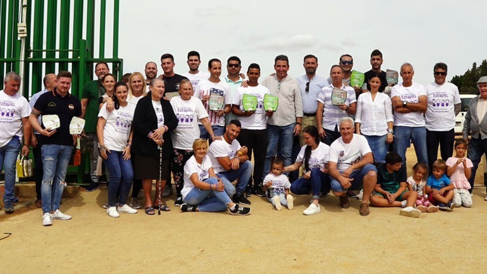 Todos los participantes y asistentes al concurso.