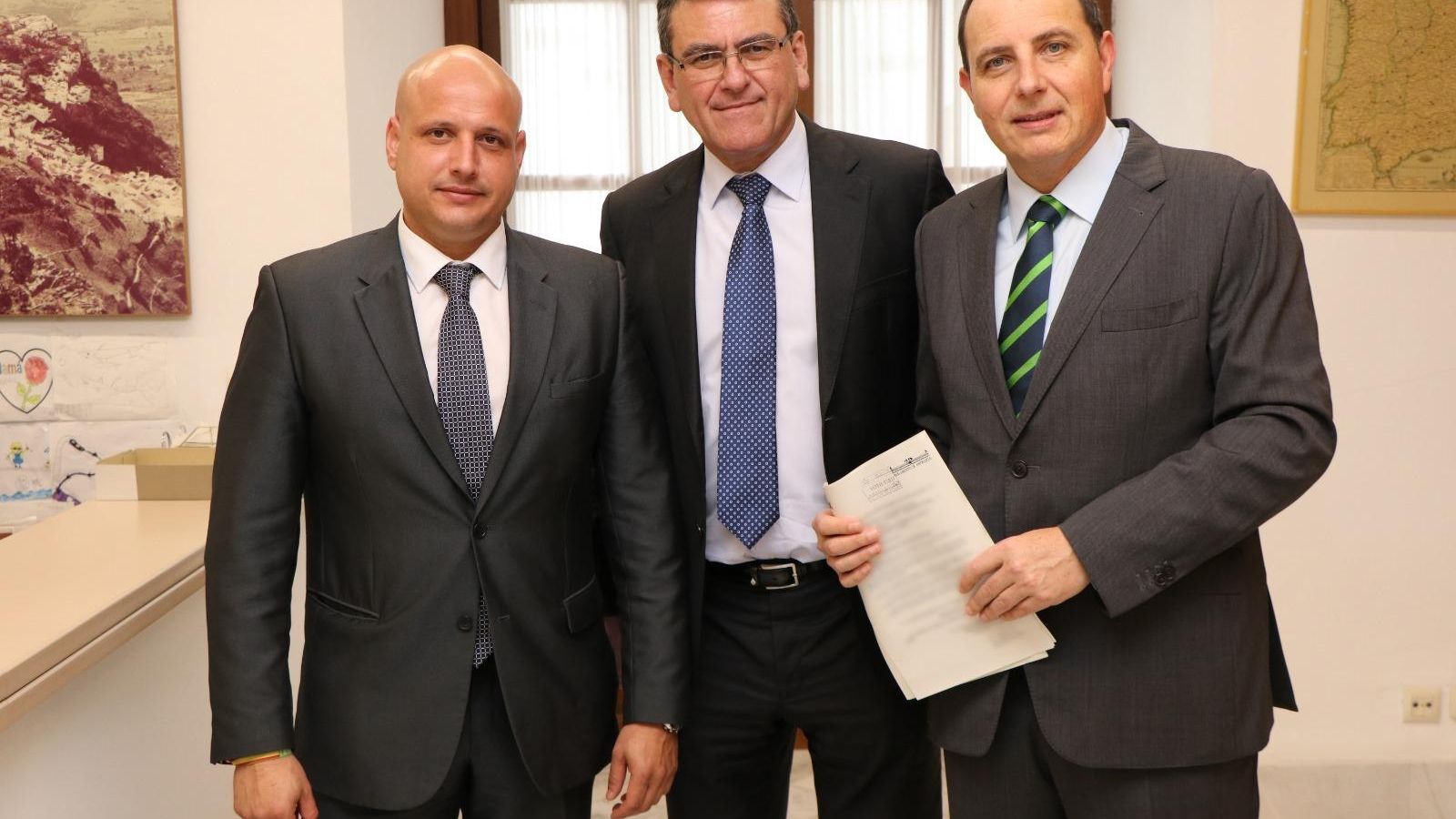 Rodrigo Alonso, Rafael Segovia y Francisco José Ocaña en el Parlamento andaluz.