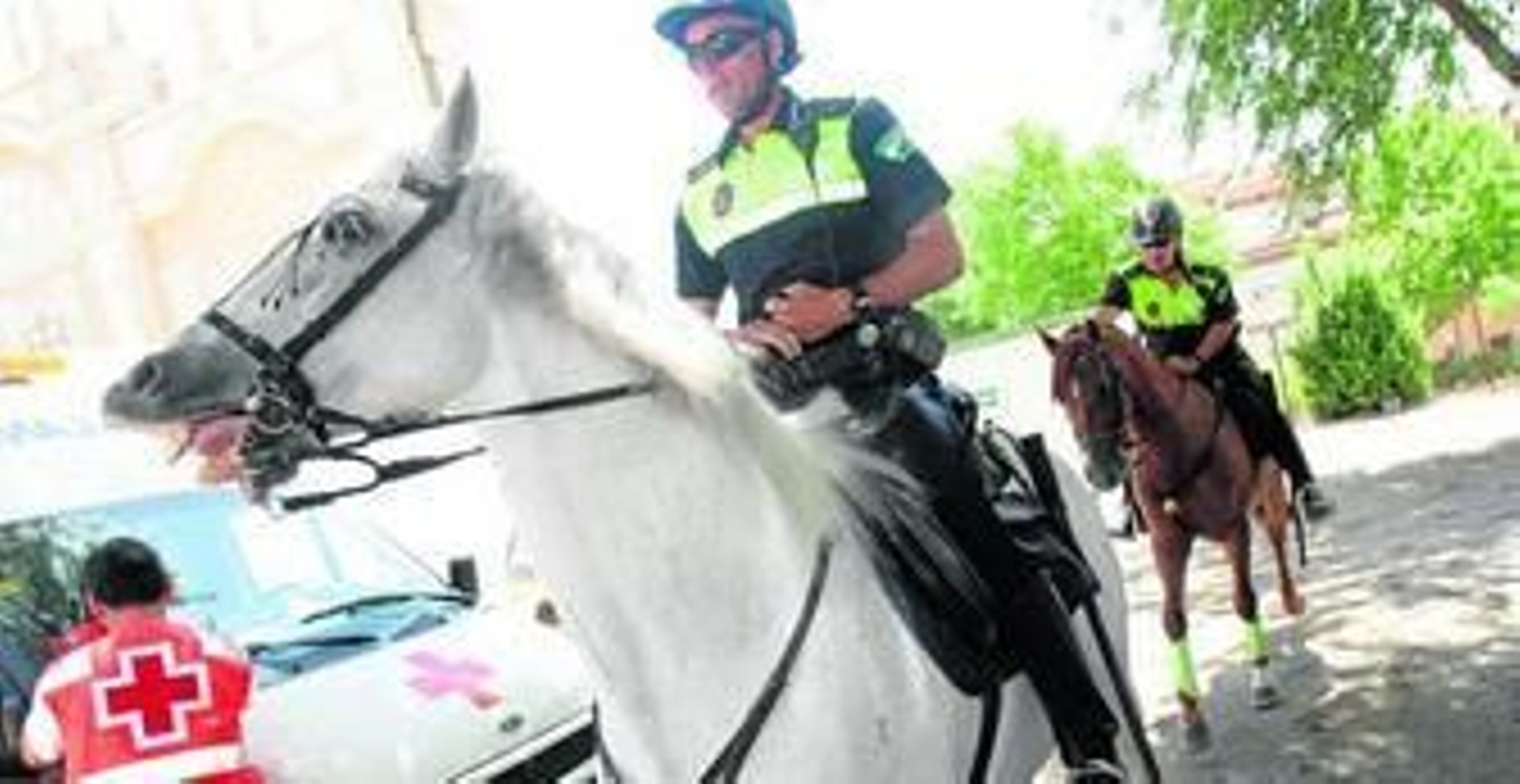 Cientos de agentes de Policía Local pasan durante estos días por la feria.