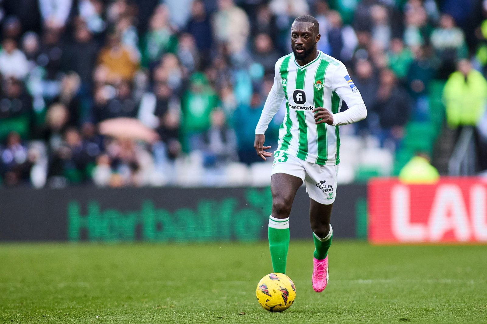 Sabaly, durante un partido de liga con el Betis.