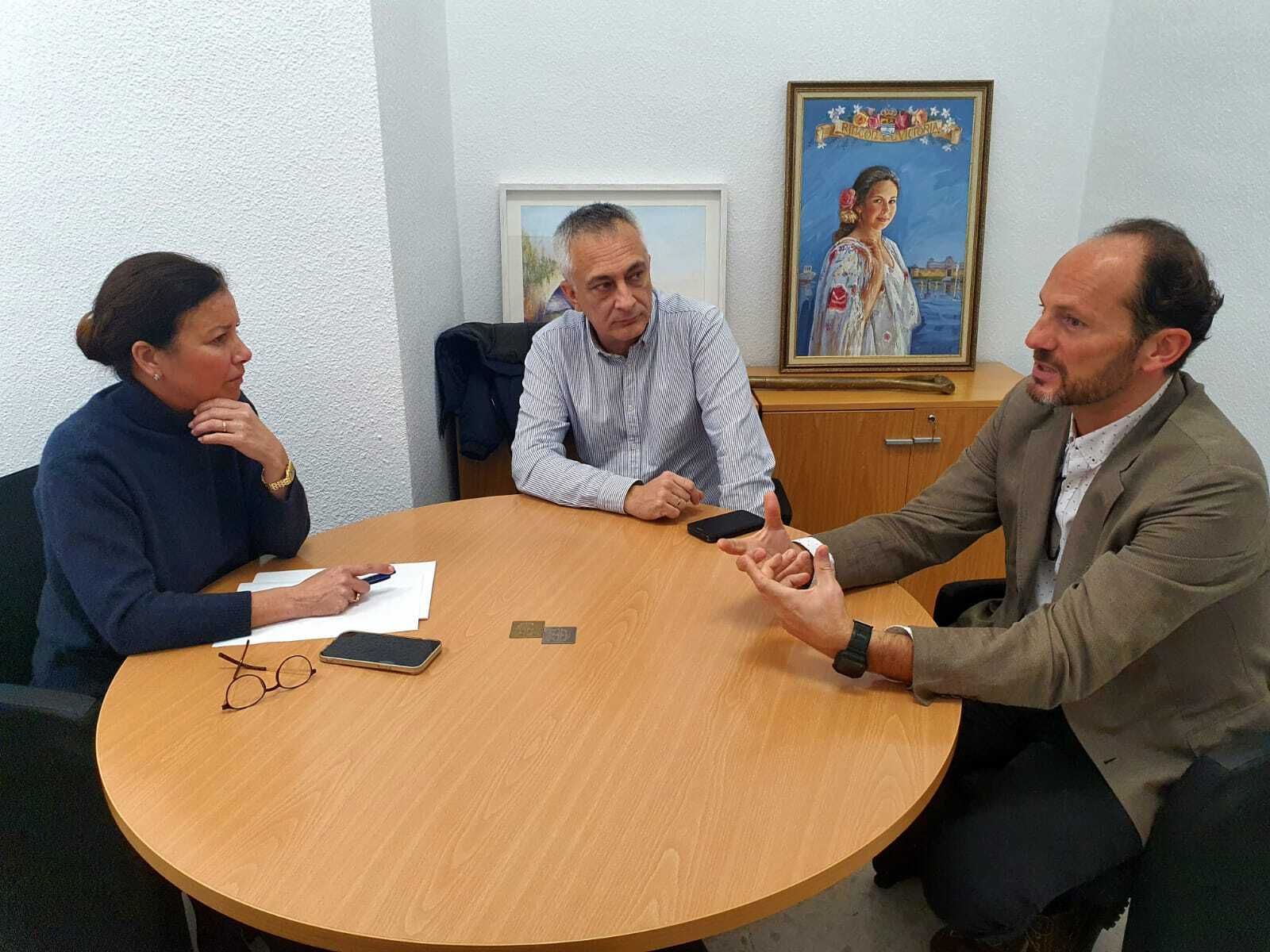 Reunión de la concejala de Comercio, Lola Ramos, junto a los directivos de Cines Yelmo y Centro Comercial Rincón de la Victoria