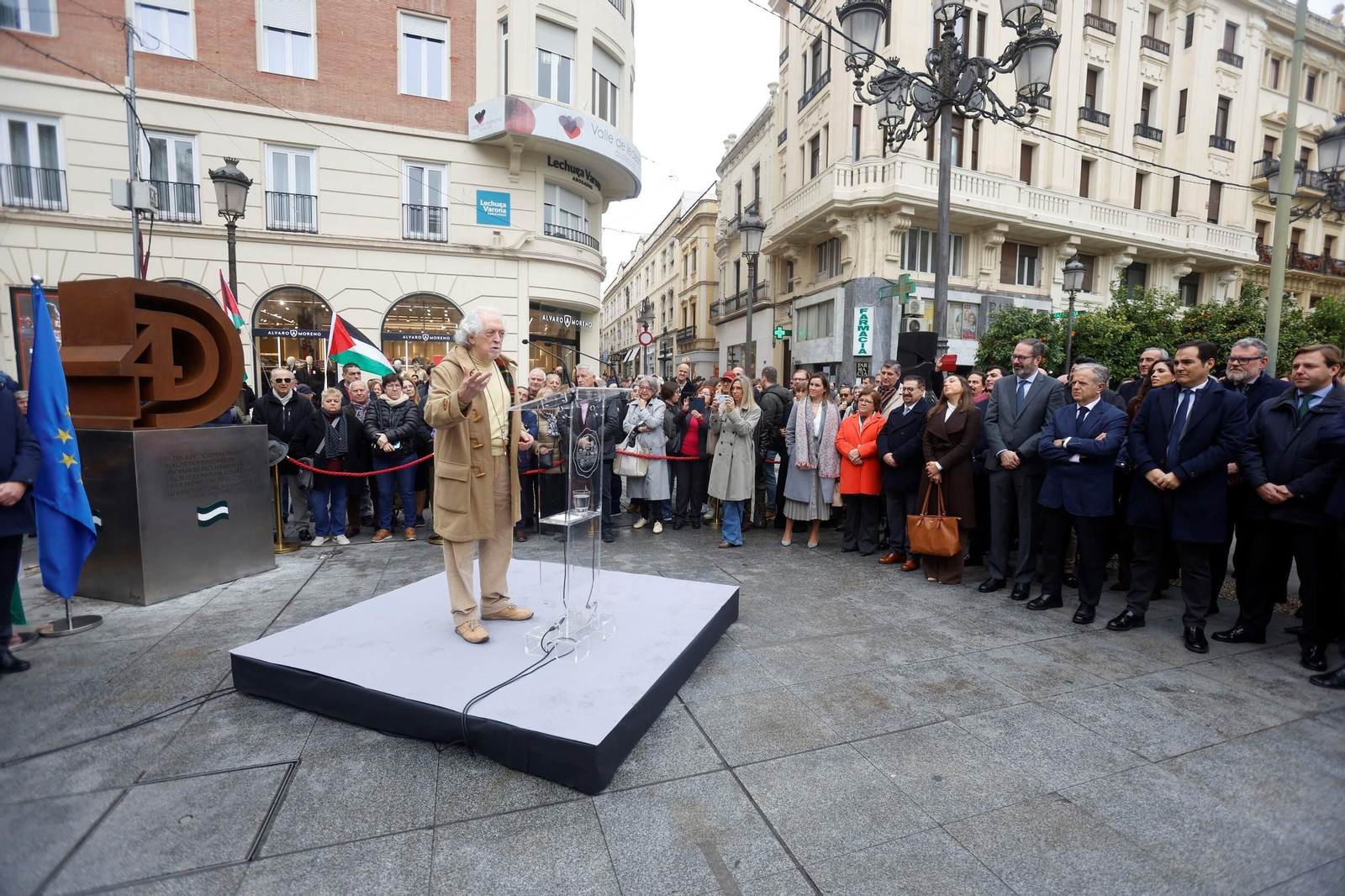 Juanma Moreno inaugura el monumento homenaje al Día de la Bandera de Andalucía en Córdoba, en imágenes