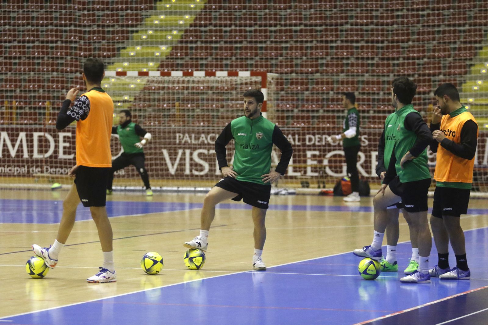Lolo Jarque pisa la pelota durante un receso de un entrenamiento en Vista Alegre.