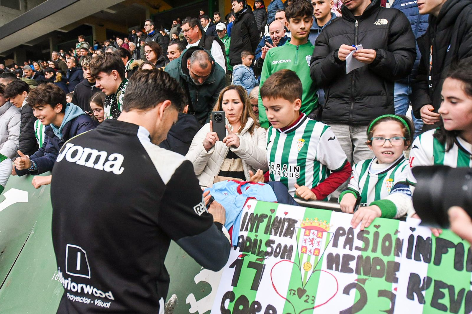 El Córdoba CF se deja querer por su afición en el Día de Año Nuevo: las fotos del entrenamiento de puertas abiertas