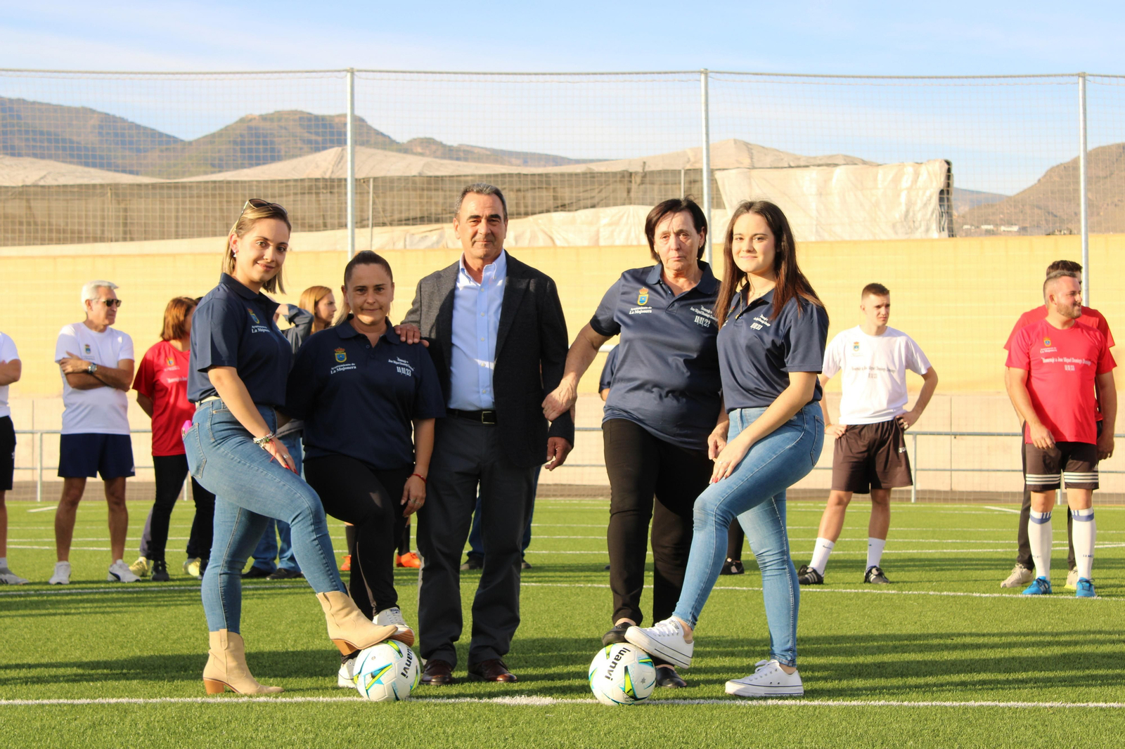 El alcalde realiza el saque de honor con los familiares de José Miguel Domingo.