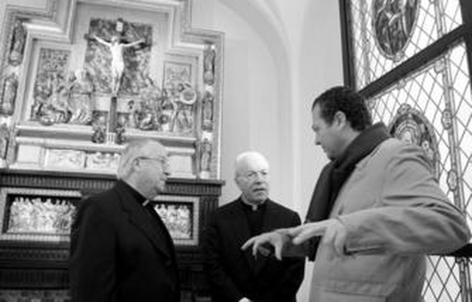 El ecónomo diocesano, Francisco Fuego, y uno de los arquitectos que diseñaron la reforma, acompañan al nuncio en España de Benedicto XVI en su visita a la Casa de la Iglesia.