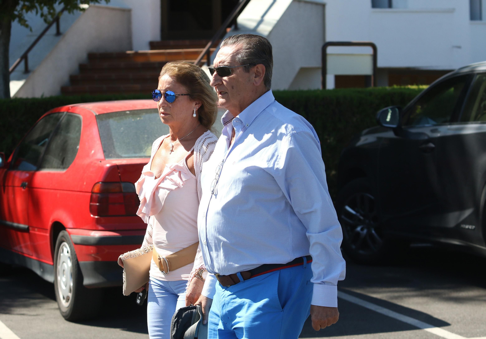 La familia de Blesa acude al tanatorio donde se incineró el cadáver del exbanquero