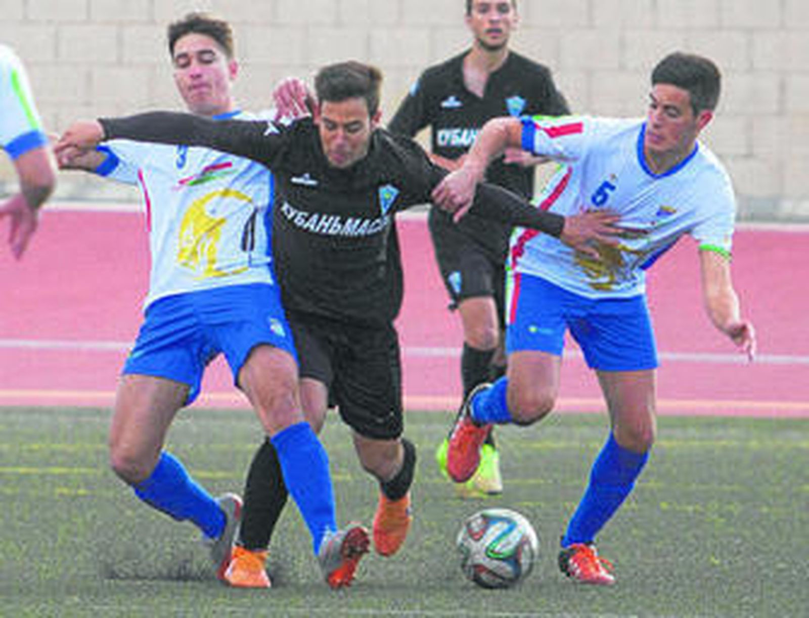 Los santaferinos Capilla y Pablo trabajan para robarle la pelota a un jugador del Marbella.