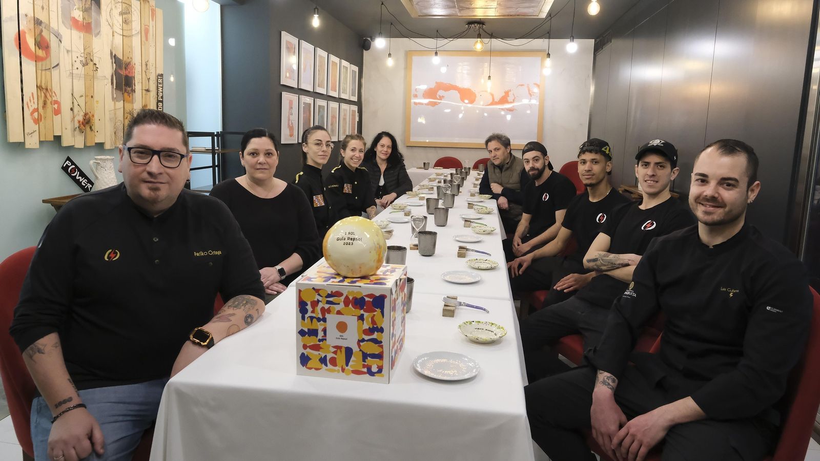 El equipo de ReComiendo al completo ha querido posar con este premio que sabe a gloria El equipo de ReComiendo al completo ha querido posar con este premio que sabe a gloria