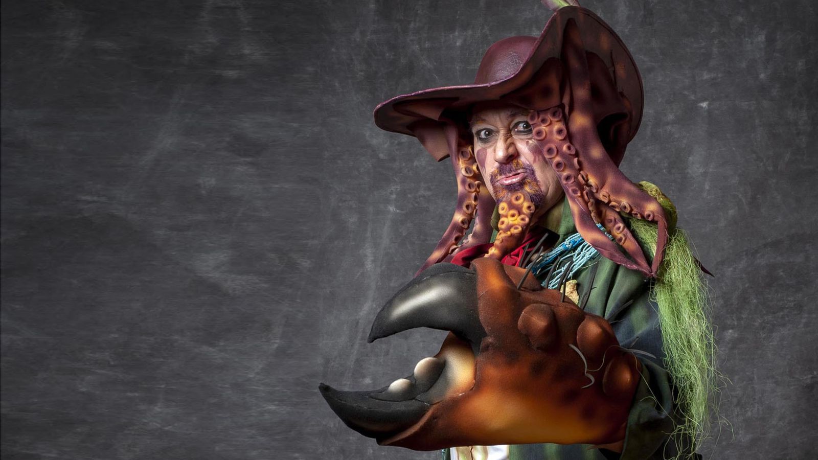 Manolo Santander con el tipo de 'La maldición de la lapa negra'