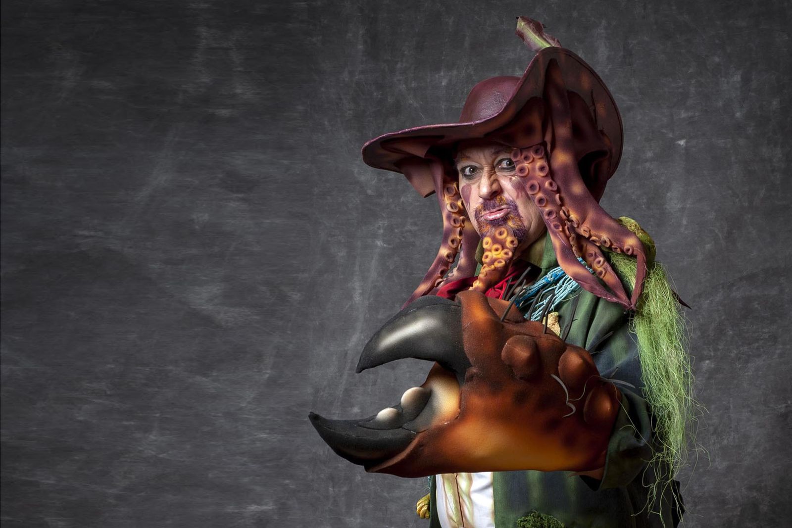 Manolo Santander con el tipo de 'La maldición de la lapa negra'