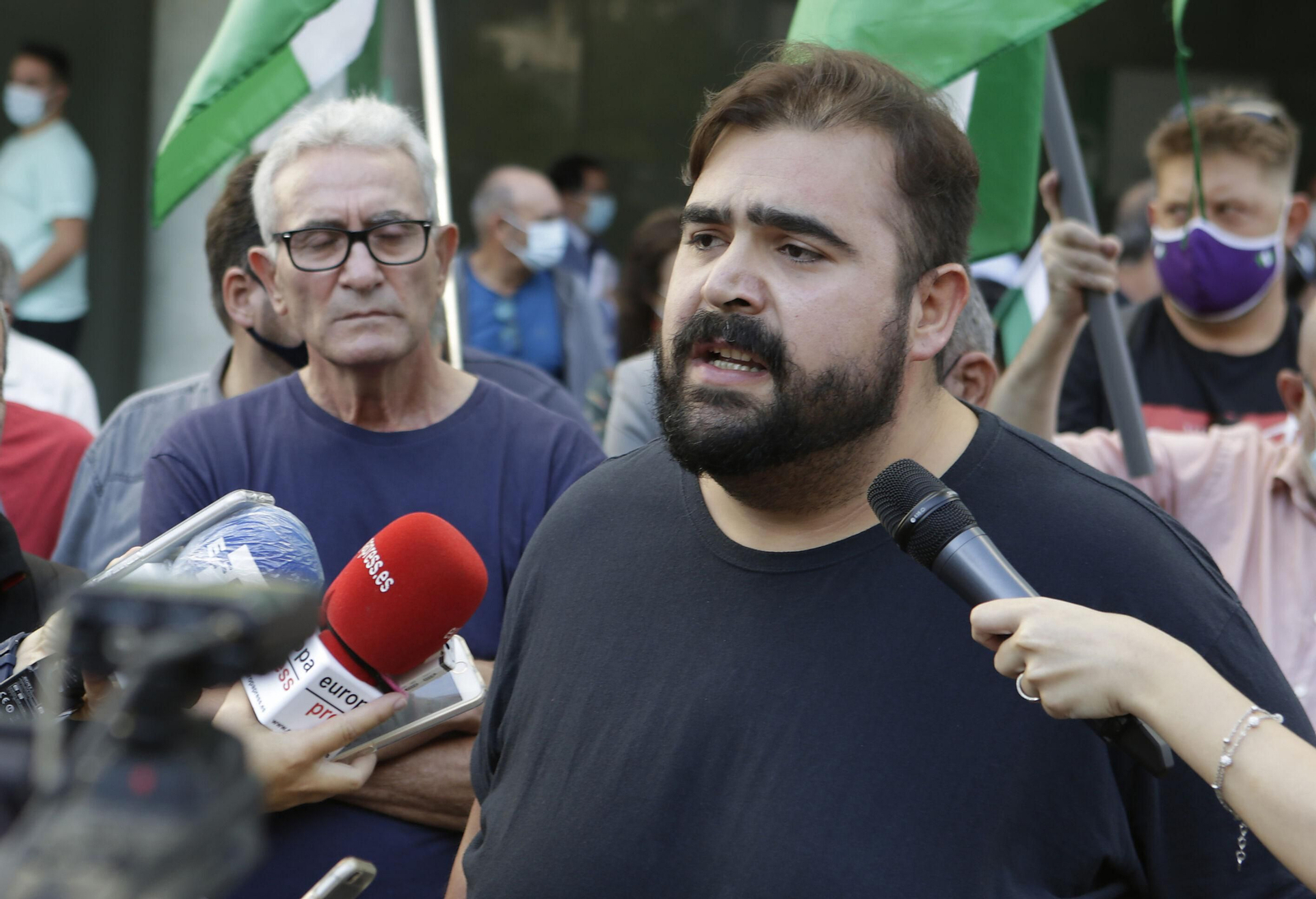 Óscar Reina atiende a los medios en una imagen reciente.