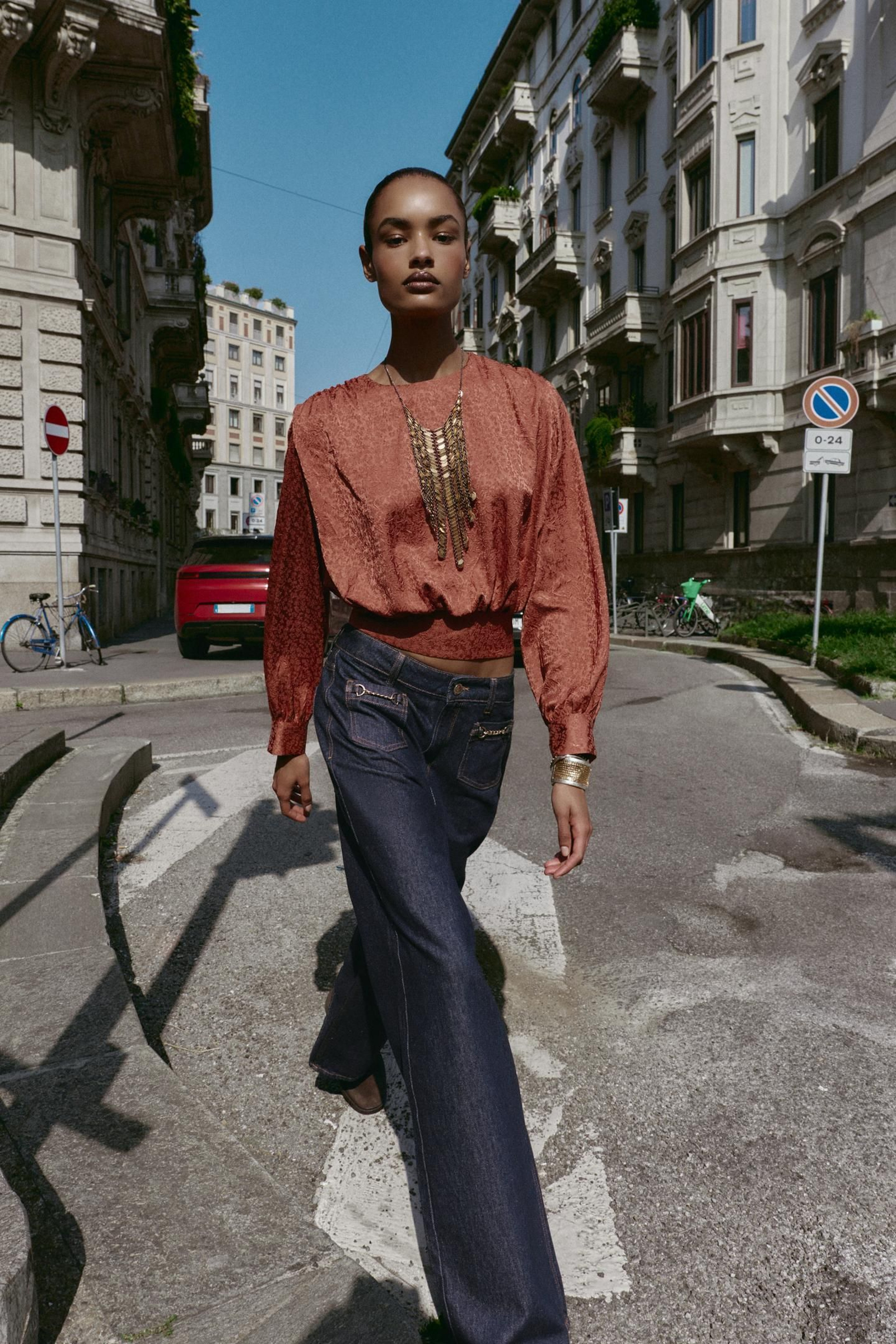 Blusa con mangas abullonadas de Zara.