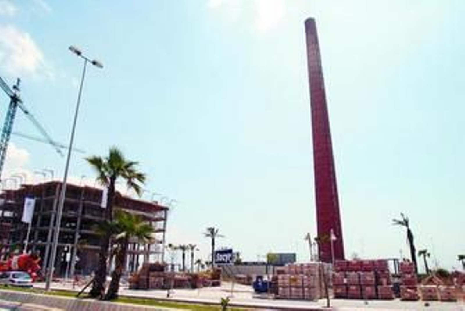 Chimenea de una vieja fábrica en Huelin.