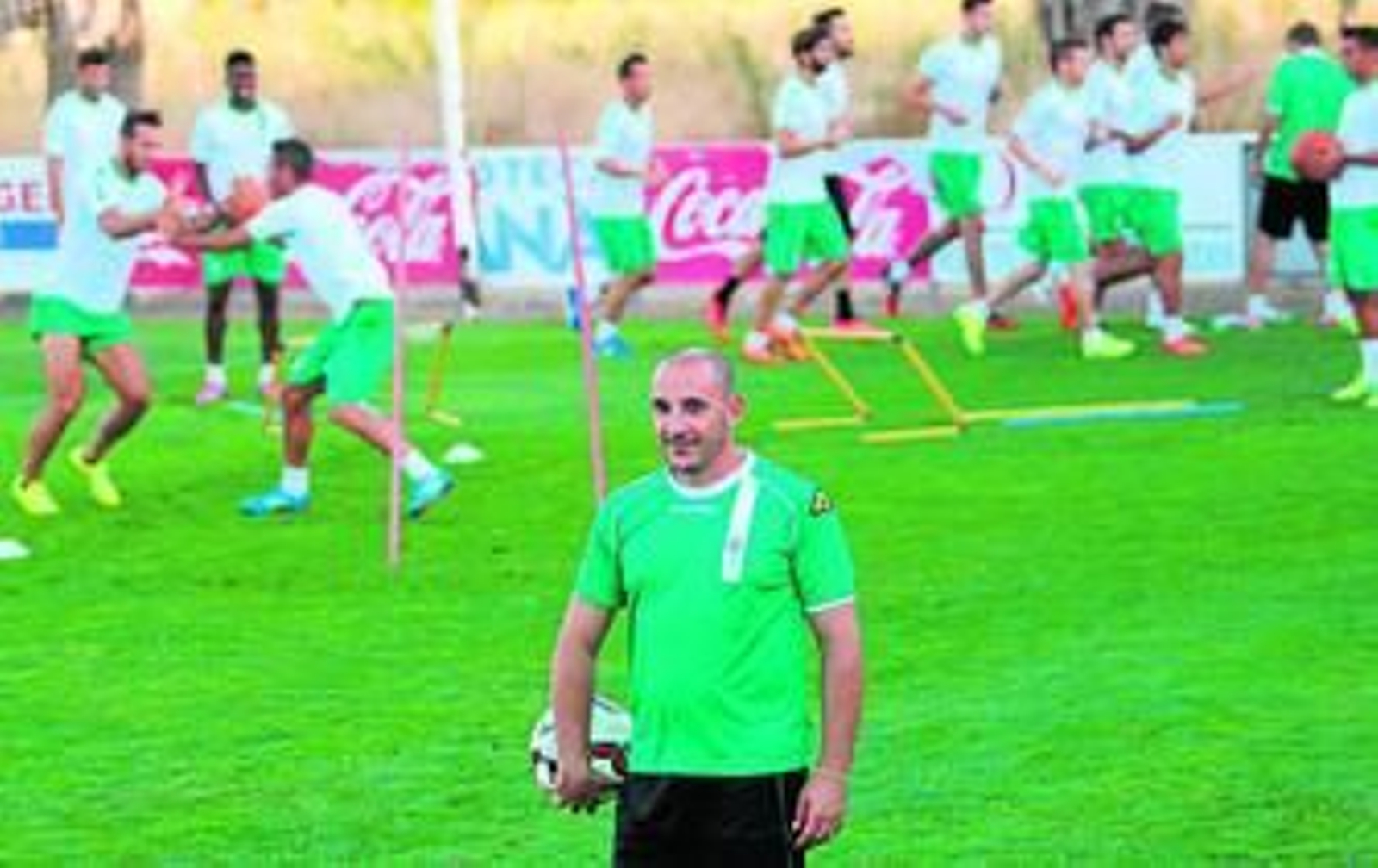 Albert Ferrer, sonriente, se aleja del grupo durante la sesión de entrenamiento celebrada ayer por la tarde en la Ciudad Deportiva.